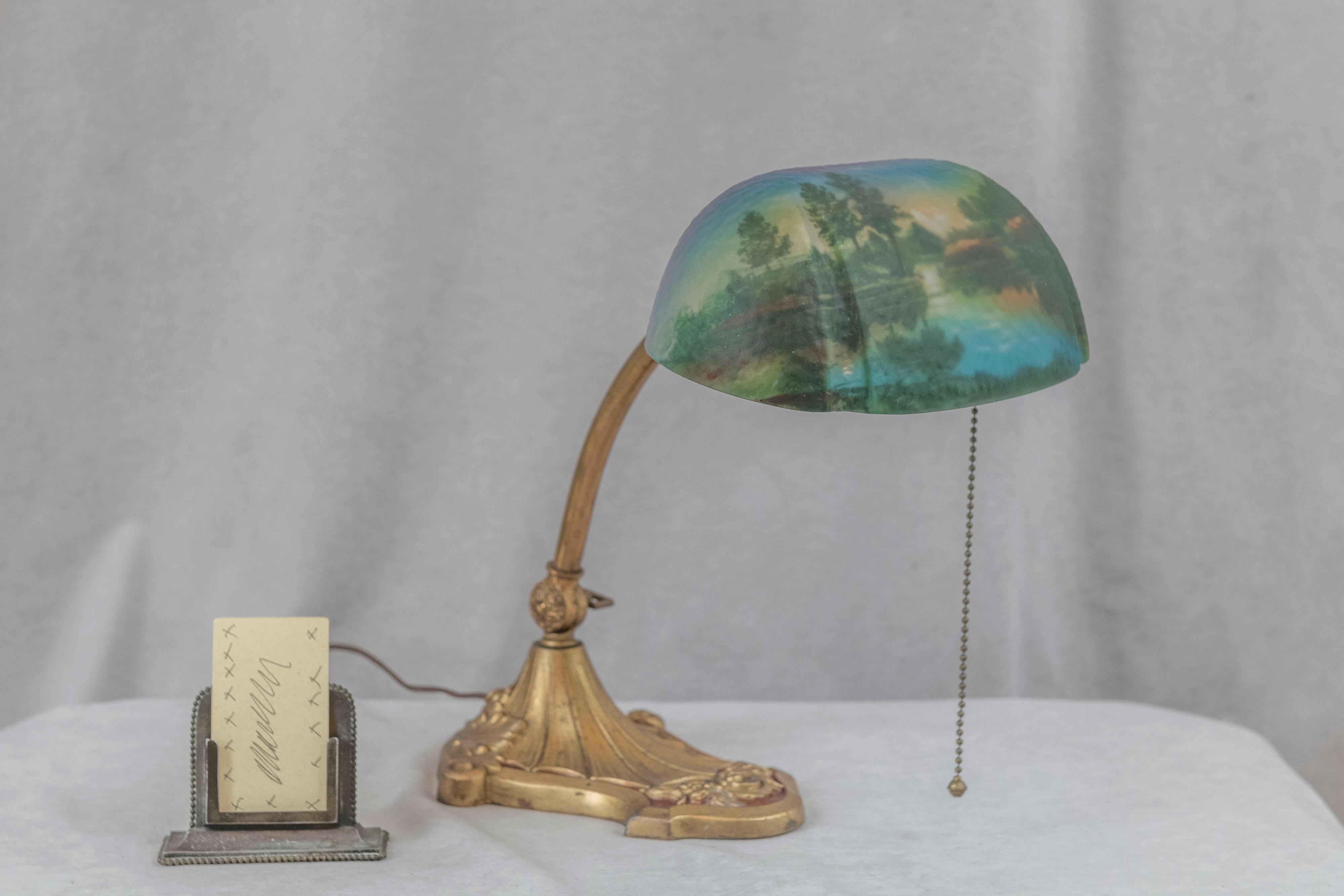 Banker's/Schreibtischlampe von „Pittsburgh Lamp Co.“ Umgekehrter bemalter Schirm, ca. 1920er Jahre im Zustand „Hervorragend“ im Angebot in Petaluma, CA