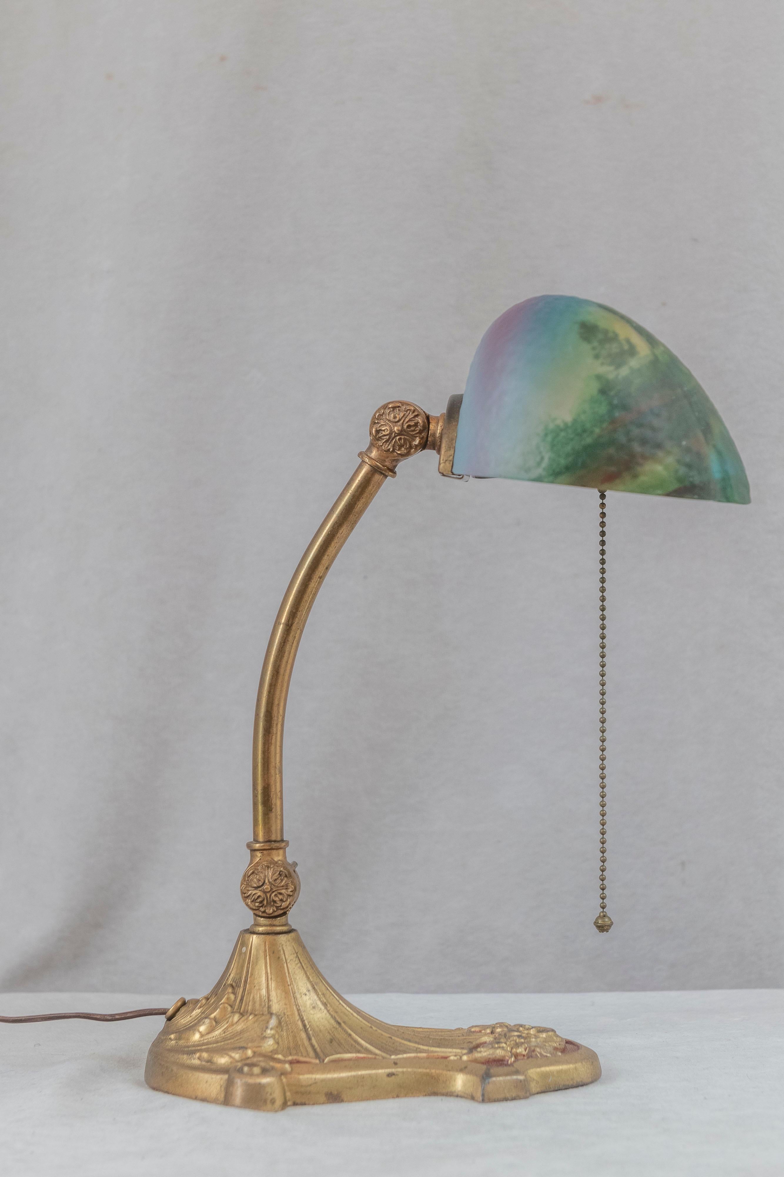 Banker's/Schreibtischlampe von „Pittsburgh Lamp Co.“ Umgekehrter bemalter Schirm, ca. 1920er Jahre (Frühes 20. Jahrhundert) im Angebot