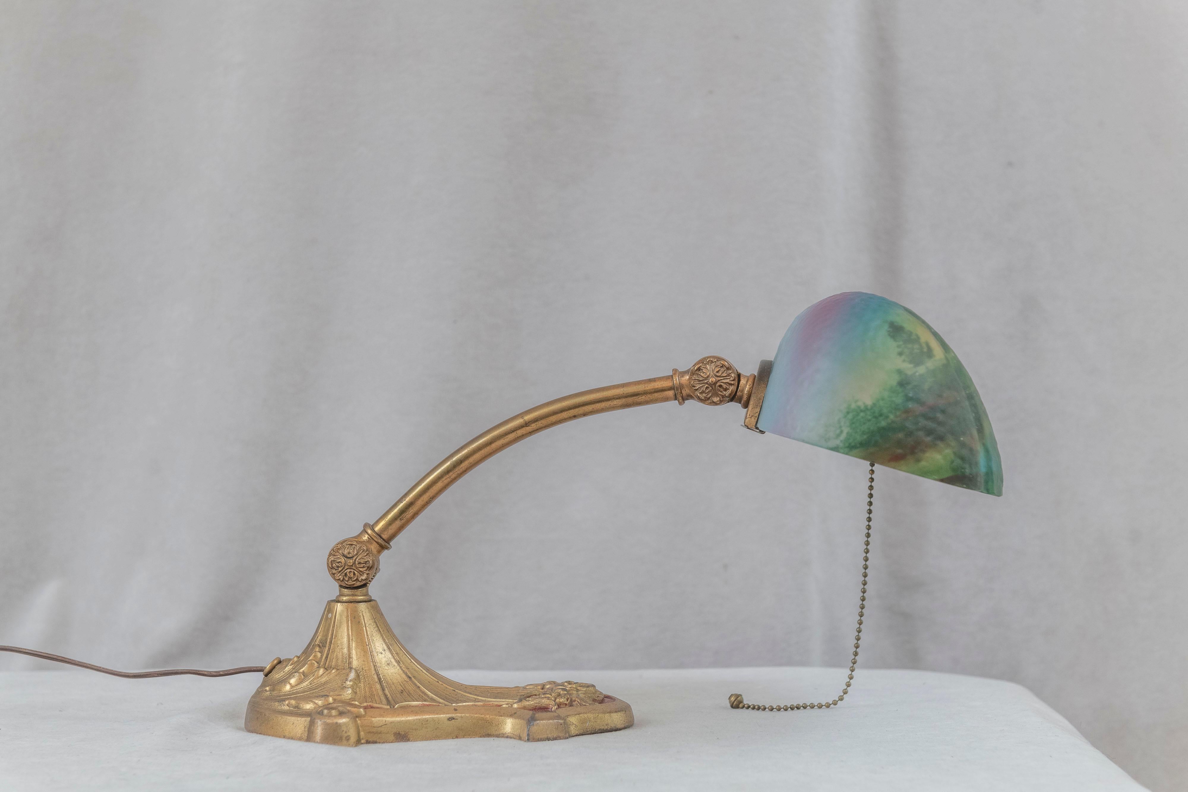 Banker's/Schreibtischlampe von „Pittsburgh Lamp Co.“ Umgekehrter bemalter Schirm, ca. 1920er Jahre (Metall) im Angebot
