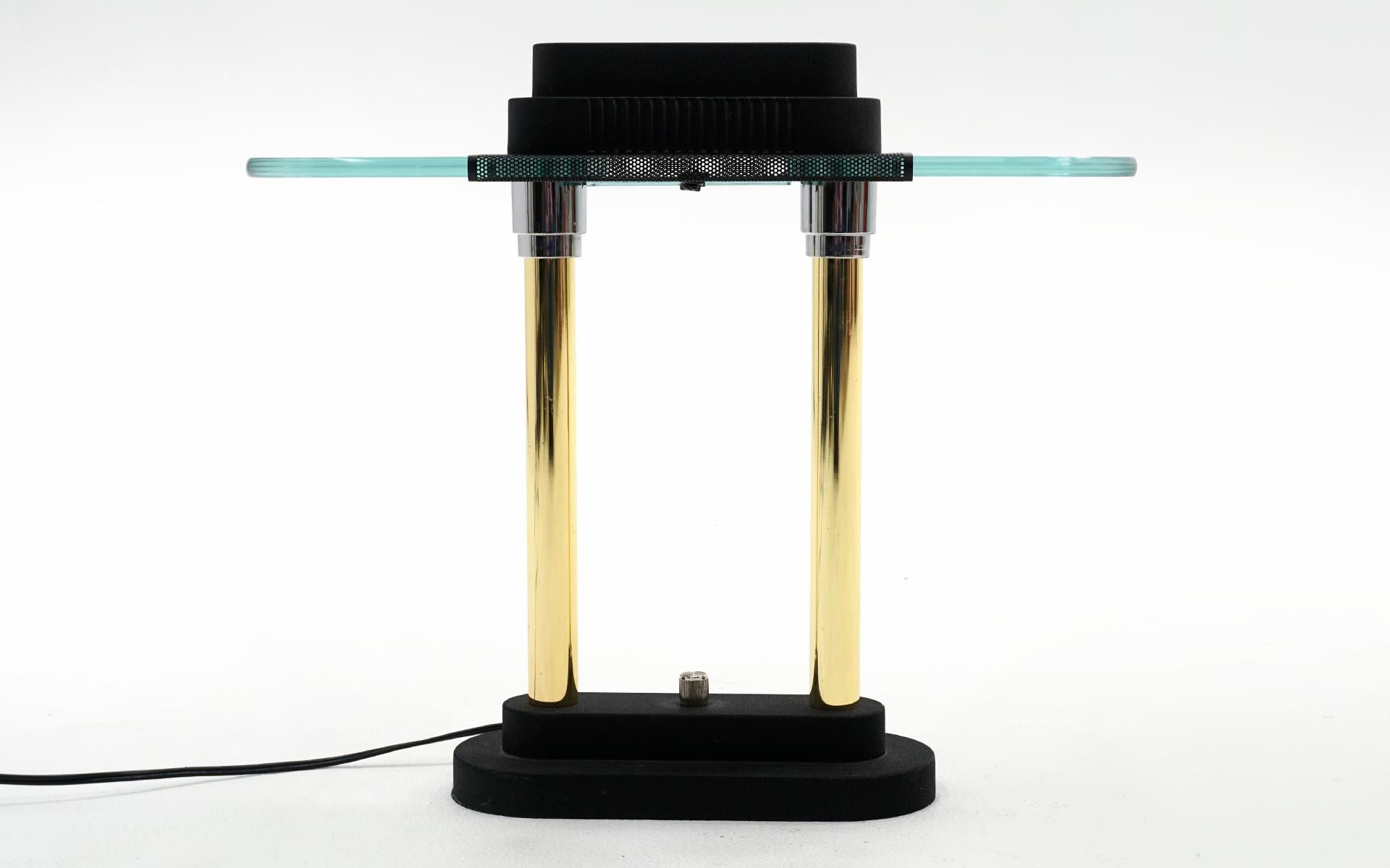 Lampe de table de style banquier conçue par Robert Sonneman, années 1980. Fonctionne parfaitement, ampoule halogène incluse. Très peu de signes d'utilisation, voire aucun.