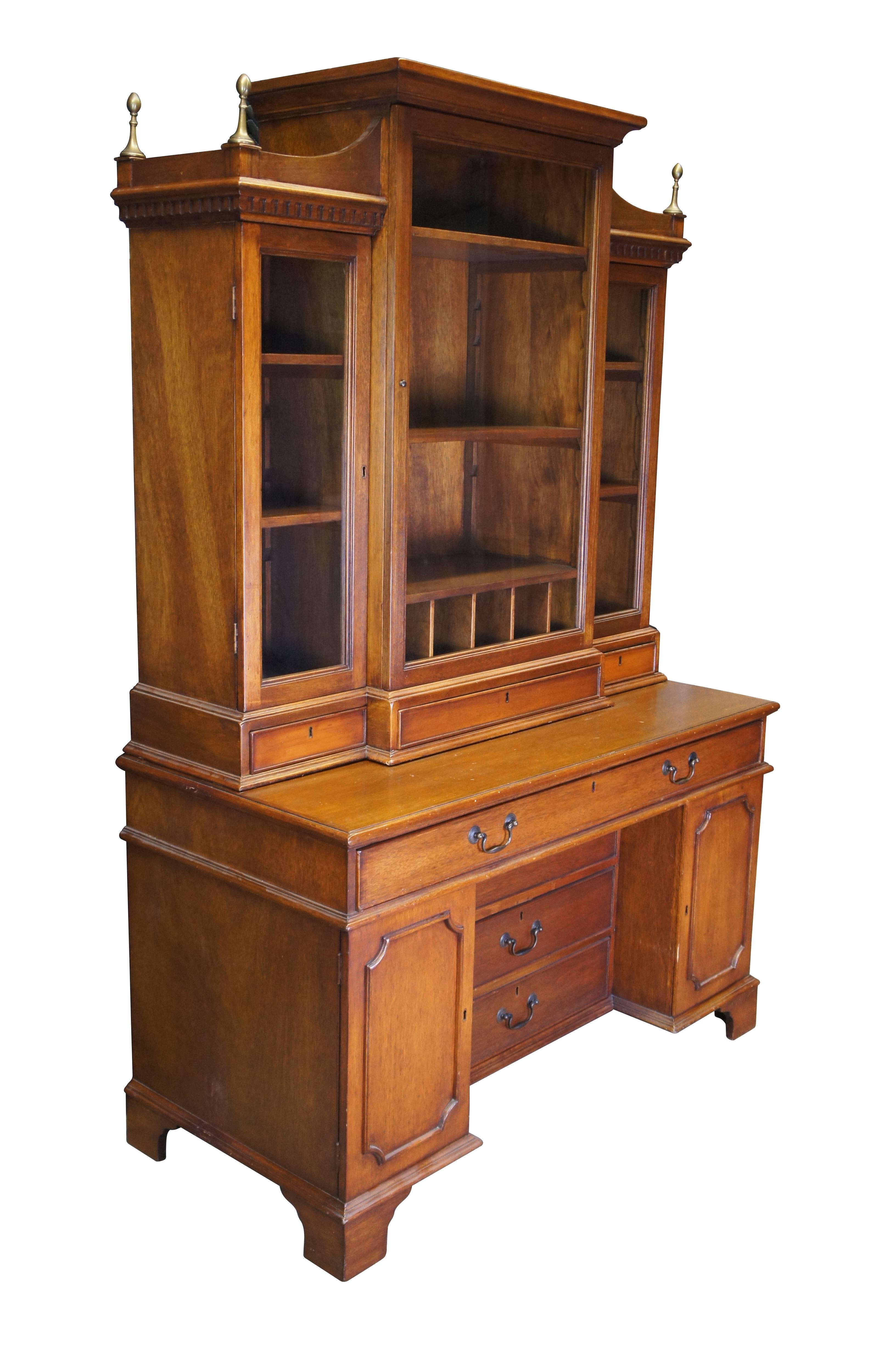 Un très impressionnant secrétaire / bibliothèque / cabinet de curiosité / huche / bureau en acajou de Banks Coldstone Co, d'époque.  Fabriqué en acajou et de style géorgien anglais, ce meuble bibliothèque supérieur est couronné de quatre fleurons en