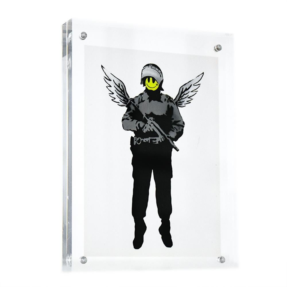 Super cool et rare carte de visite Banksy Angel Cop.
Également connu sous le nom de Flying Copper.
Banksy a également publié un imprimé avec une image similaire (moitié supérieure). L'image de cette carte est celle d'un pochoir original de