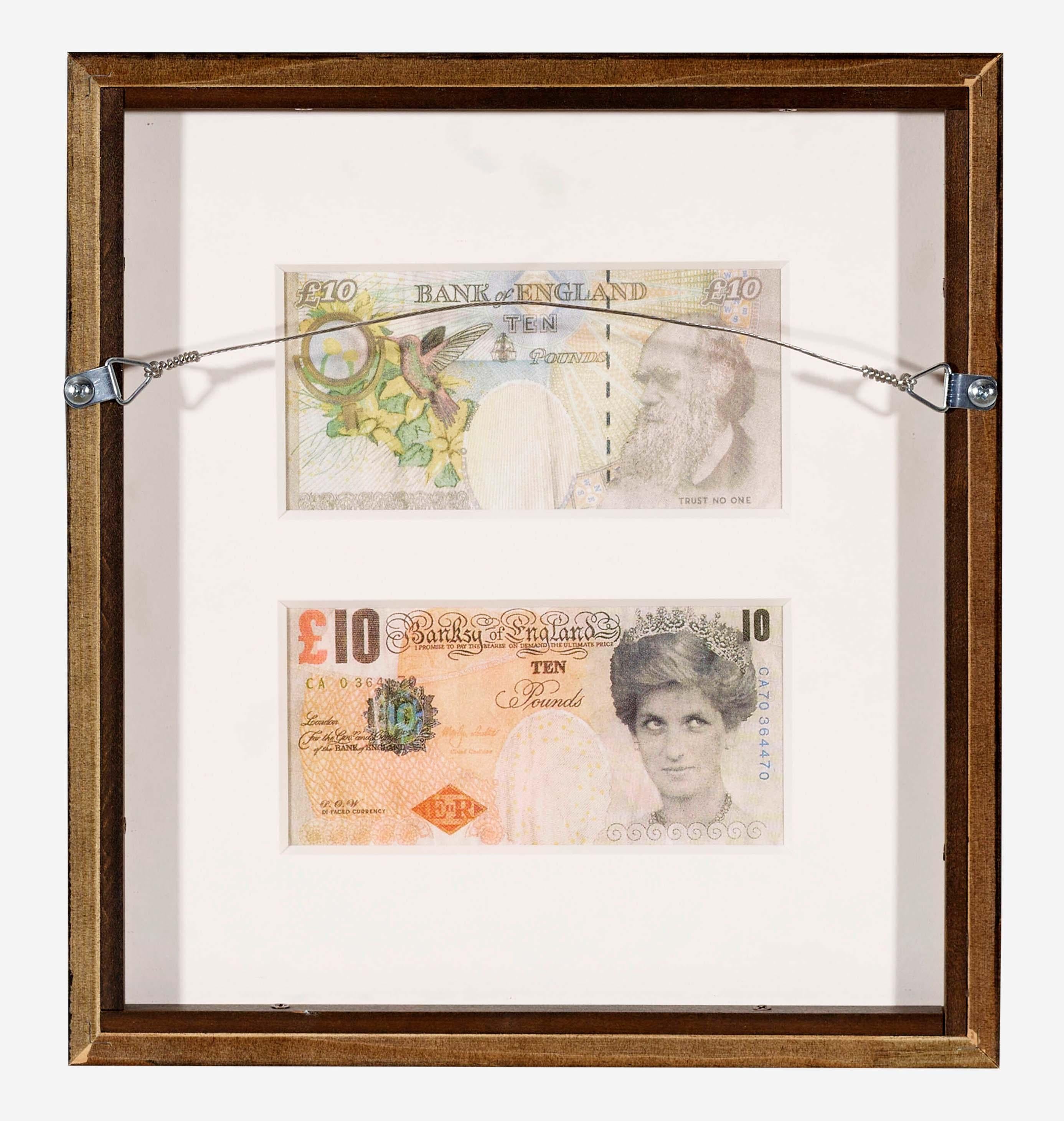 Banksy, billet de 10 livres à facettes : SET de DEUX œuvres encadrées (Banksy 10 pound bank note) en vente 2