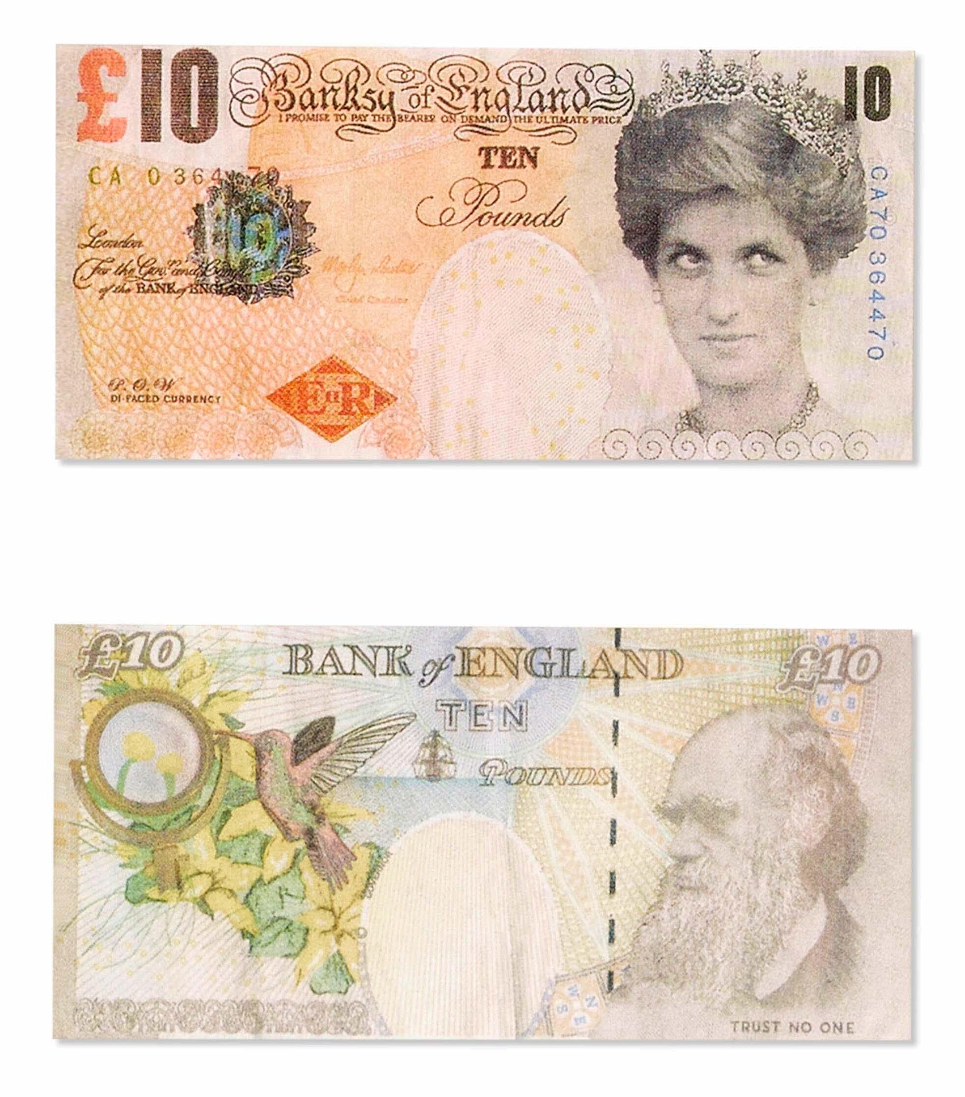 Banksy Di-Faced Tenner (Banksy billet de 10 livres) : Ensemble de 2 œuvres (encadrées) :
Un ensemble de deux billets individuels, encadrés en transparence au recto et au verso. Publié par Santa's Ghetto, Londres, pour l'exposition de Banksy en 2004