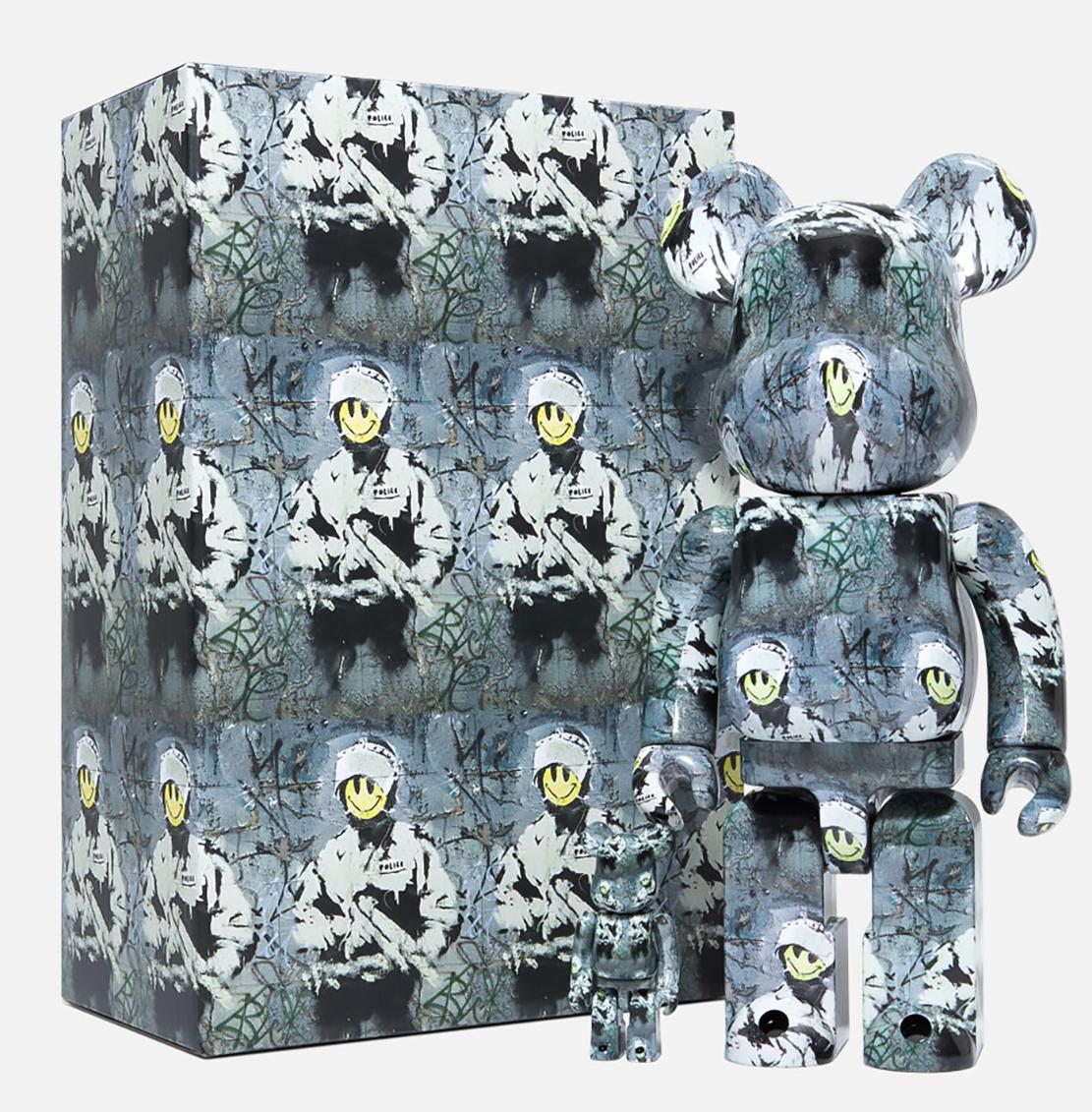 Bearbrick Riot Cop 400% Zahl:
Ein außergewöhnliches Bearbrick-Kunstspielzeug, inspiriert von Banksy's Riot Cop.

Medium: Vinyl Figur. 
Satz mit zwei Figuren. Abmessungen des größeren Stücks: 11 x 5 Zoll.
Zustand: Neu in seiner