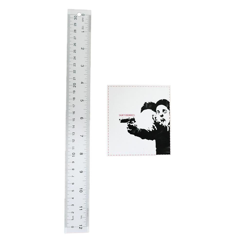 Adesivo Banksy Clown del 2001, molto difficile da trovare.
Un grande esempio della prima arte di Banksy con la sua versione di un clown.
Banksy ha creato questa immagine come logo per Clown Skateboards, creato all'epoca da un gruppo di suoi