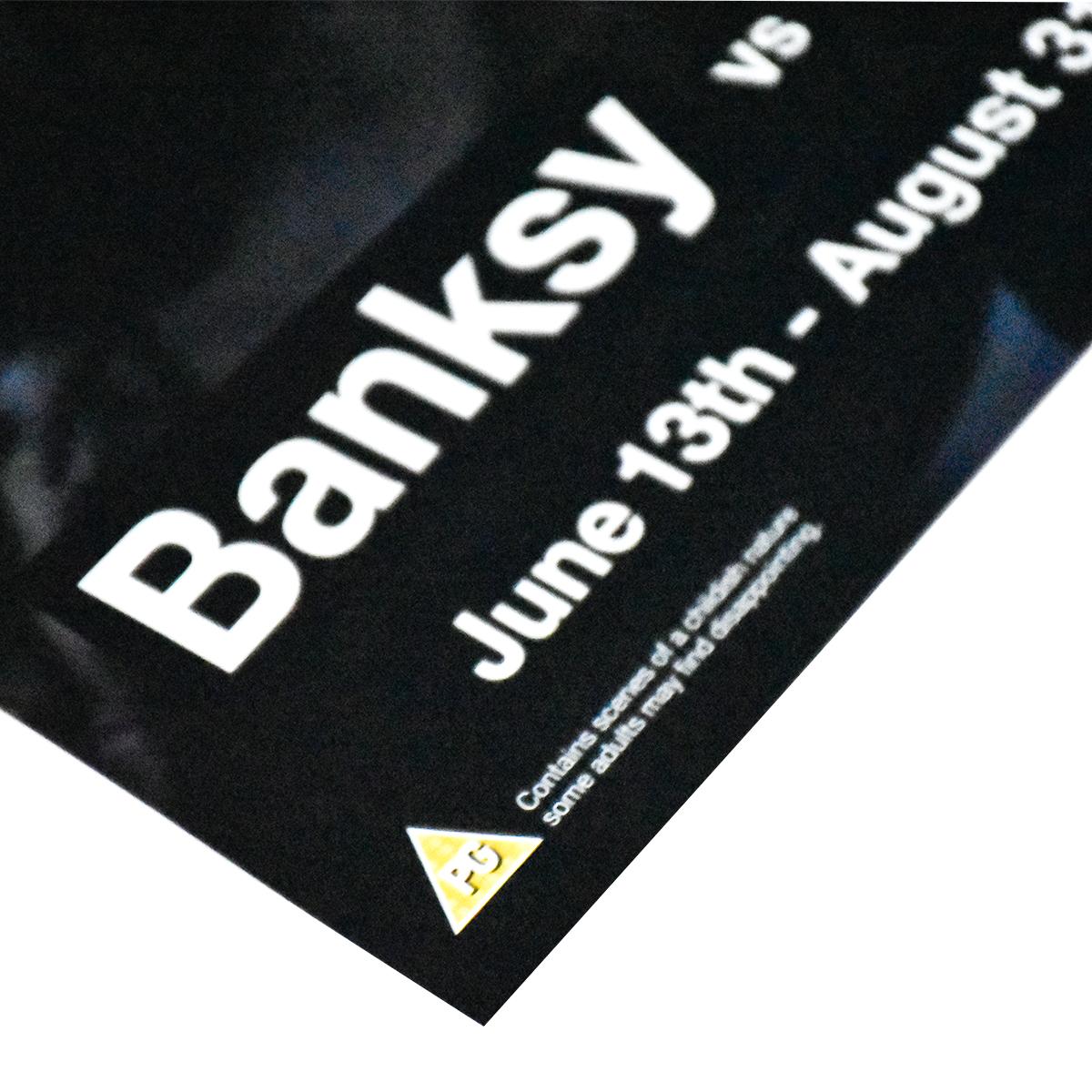 Se incluye el tubo de envío original en el que se envió este póster desde Pictures on Walls (POW) Londres, cuando se compró por primera vez. Esto confiere al cartel una excelente procedencia.
Divertido cartel de cobre de Banksy.
En la que aparece un