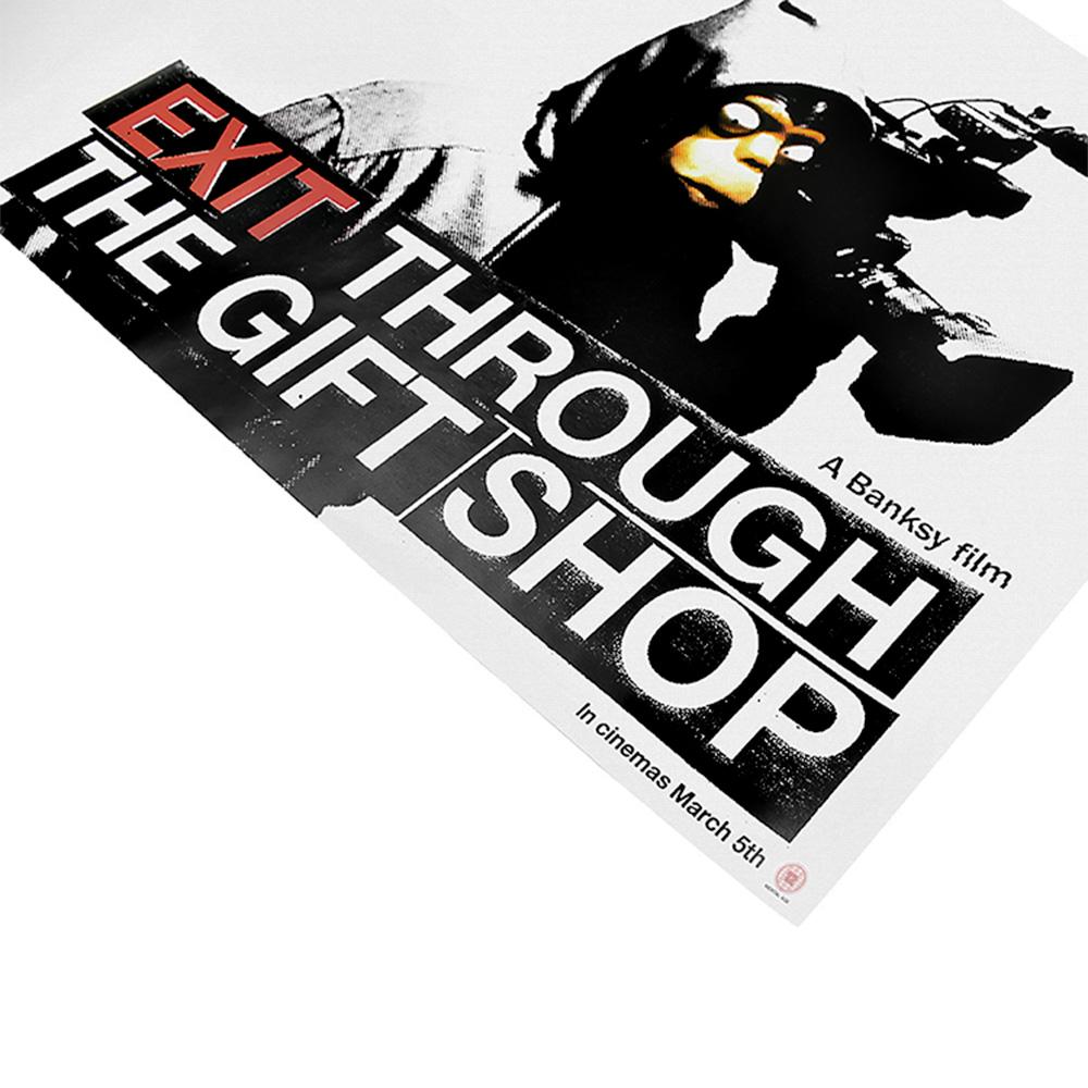 Genial póster diseñado por Banksy para su debut como director, en el que aparece con una máscara de Mono, como ya ha hecho anteriormente.
Póster original para salas de cine Quad de la premiada película Exit Through the Gift Shop, dirigida por