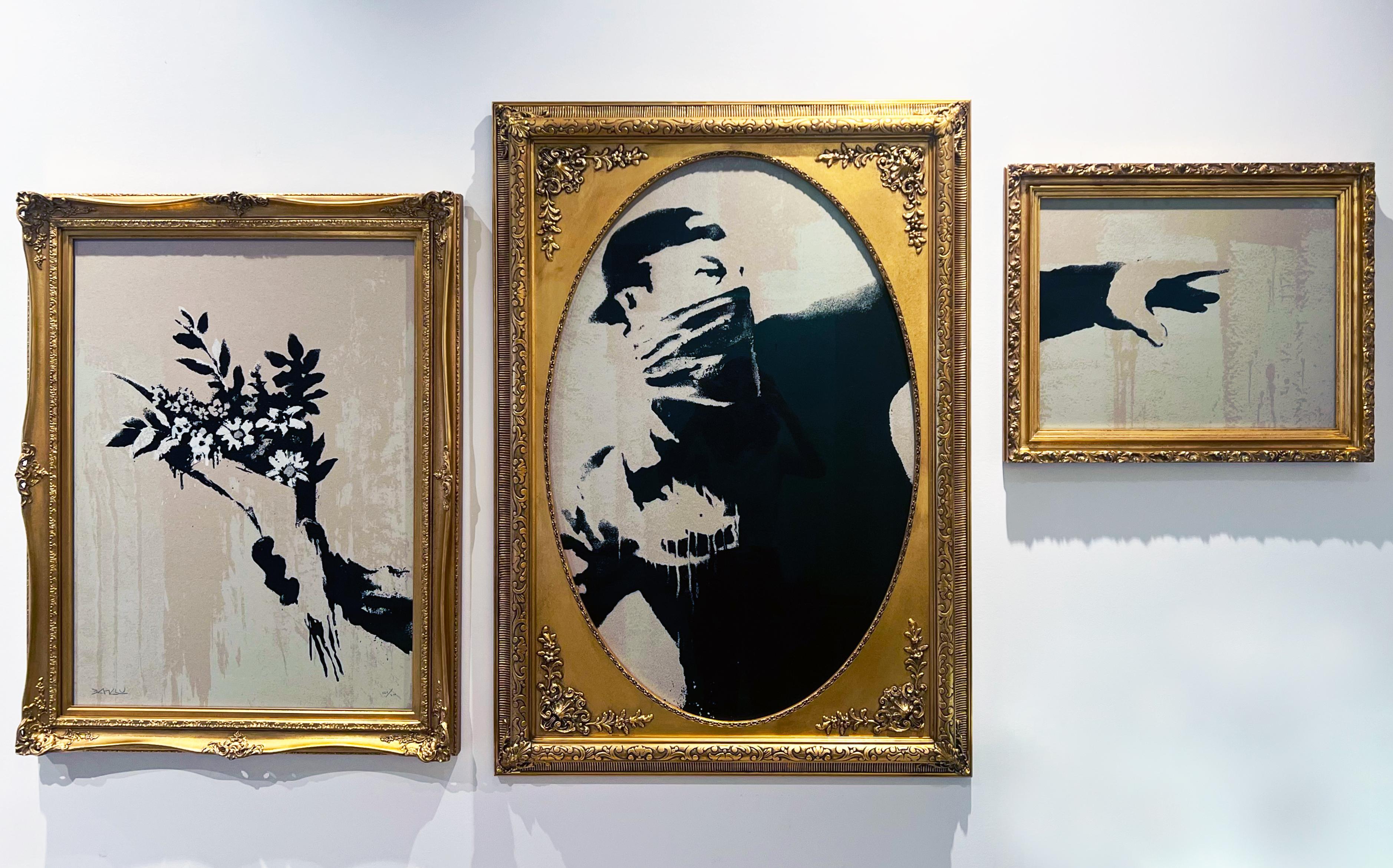 Trittico del lanciatore di fiori - Print di Banksy