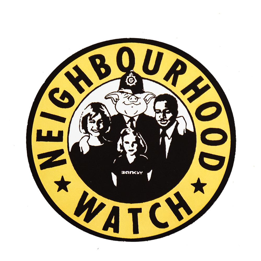 Komische und seltene Banksy Neighbourhood Watch Aufkleber
Das Mädchen auf dem Bild trägt ein T-Shirt mit Banksy-Schablone.
Ursprünglich erworben von Pictures On Walls (POW).
Runder Aufkleber, farbig bedruckt auf Fasson Back Paper. Markiert auf der