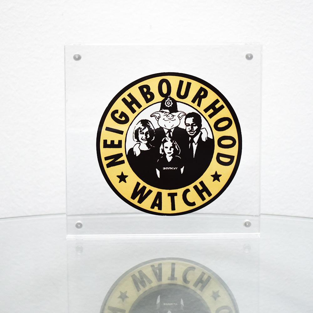Aufkleber der Nachbarschaftswache (gerahmt) – Print von Banksy
