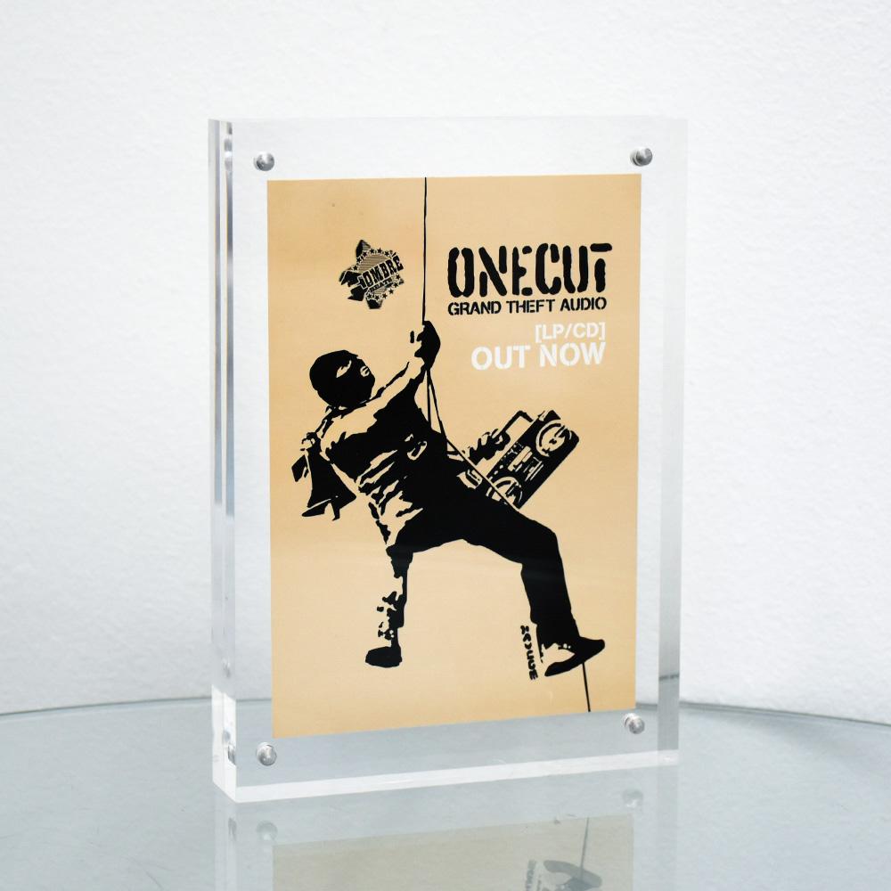One Cut Grand Theft Audio Aufkleber (gerahmt) – Print von Banksy