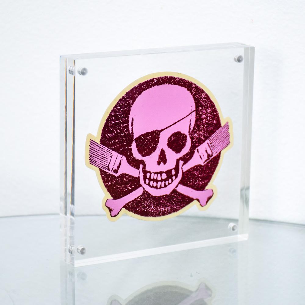 POW Bilder an Wänden Totenkopf-Logo-Stickerei (Rosa) – Print von Banksy