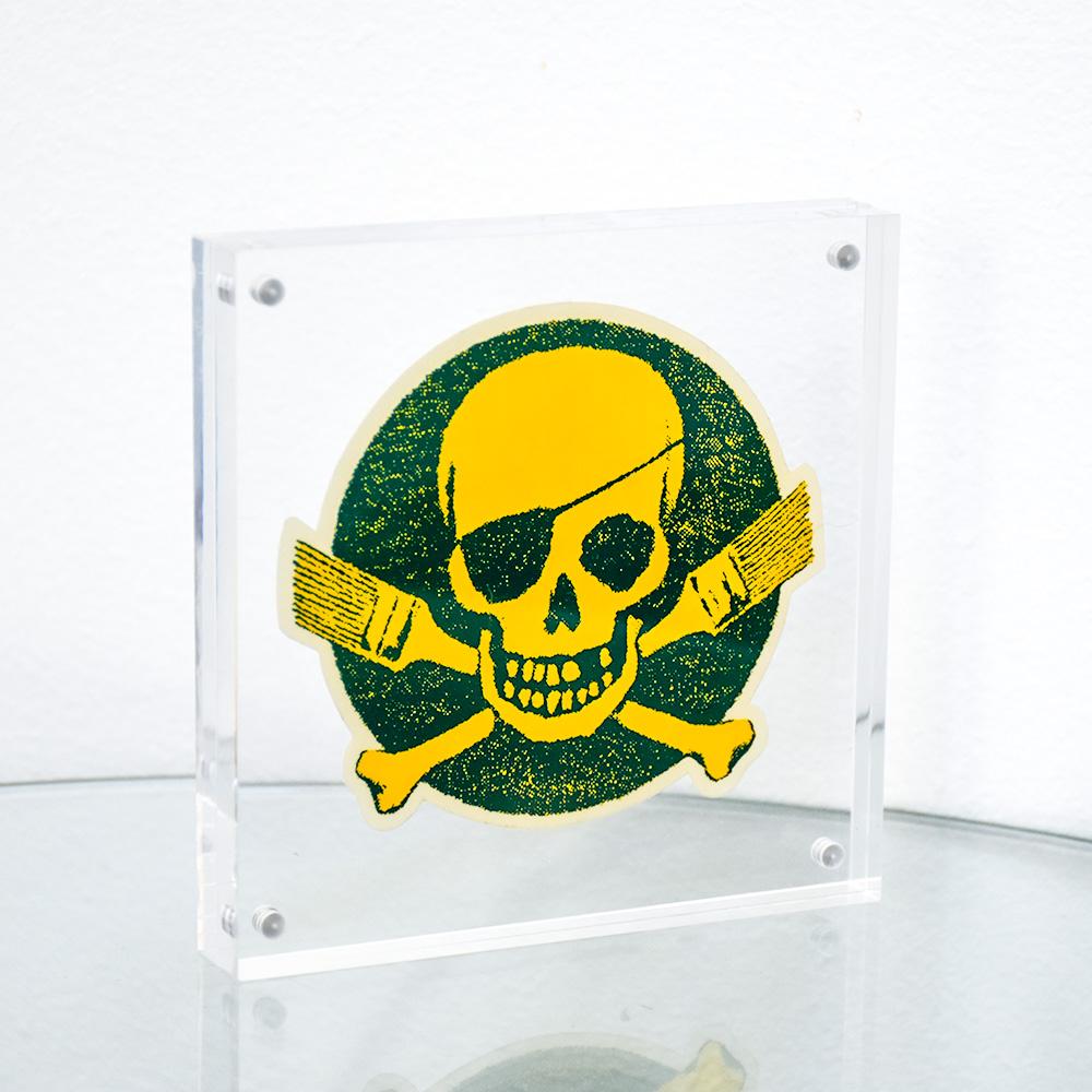 POW Bilder an Wänden Totenkopf Logo Sticker (Gelb) – Print von Banksy