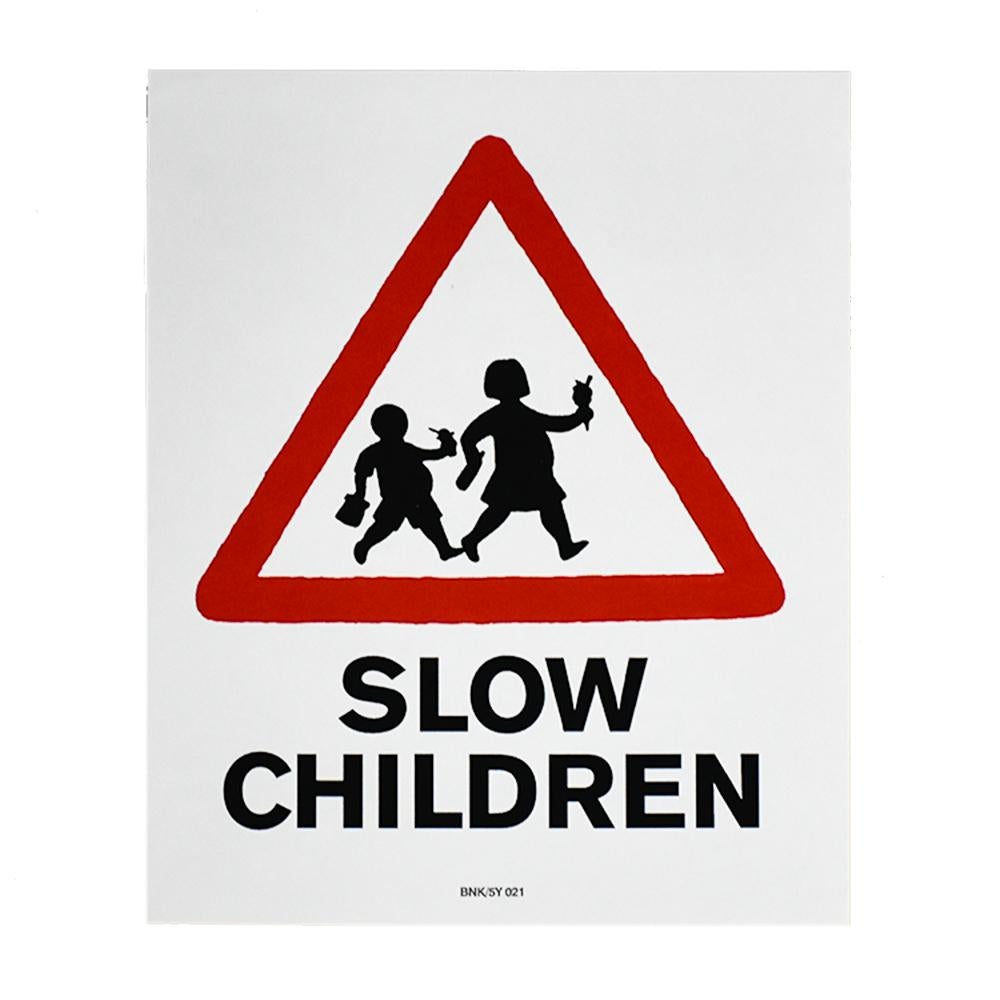 Pegatina Banksy Slow Children muy difícil de encontrar, con el reconocible humor de Banksy.
Impreso con 