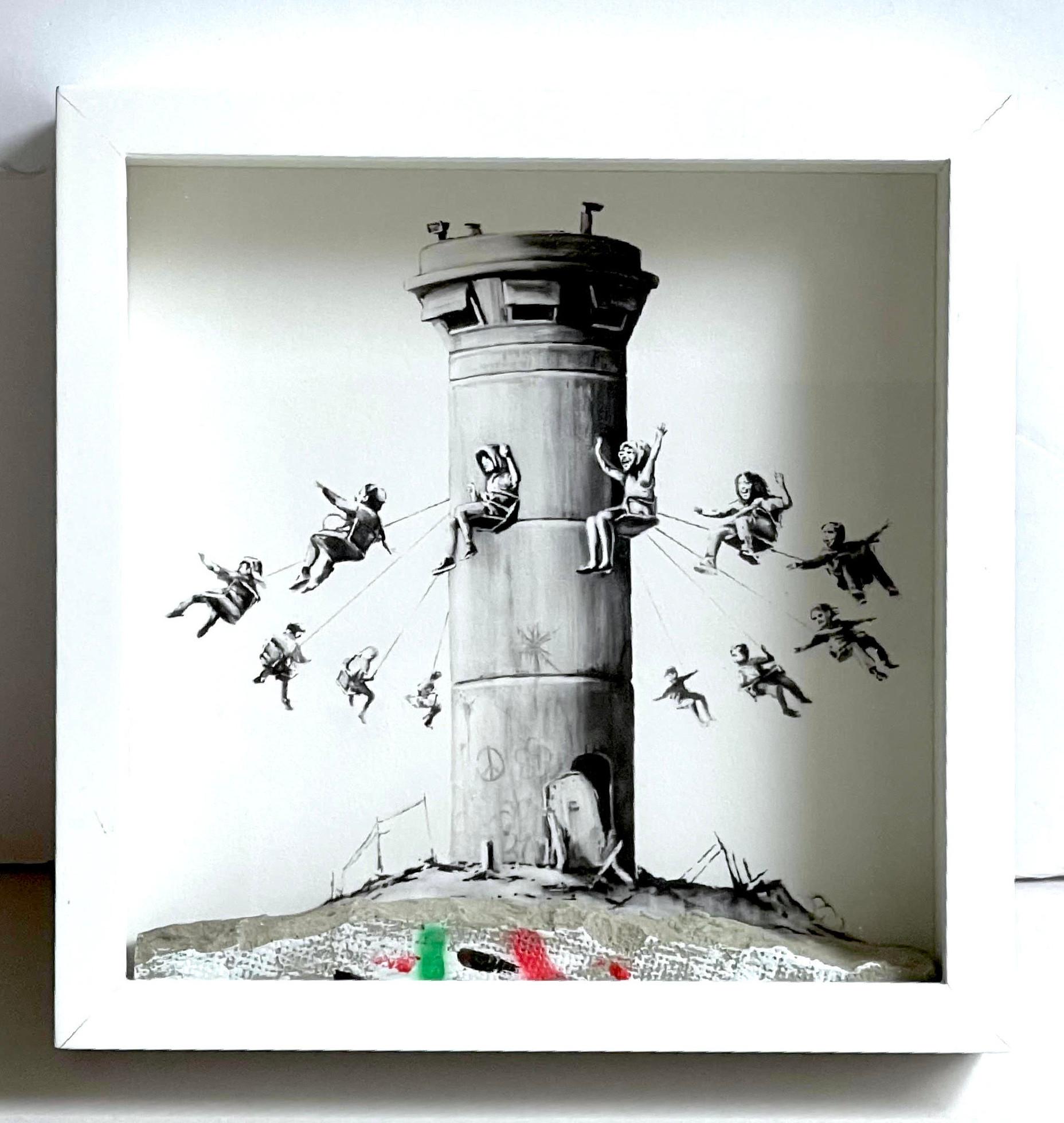 Assortimento di set in scatola dell'Hotel Walled Off con ricevuta originale in rilievo di Betlemme - Print Street Art di Banksy