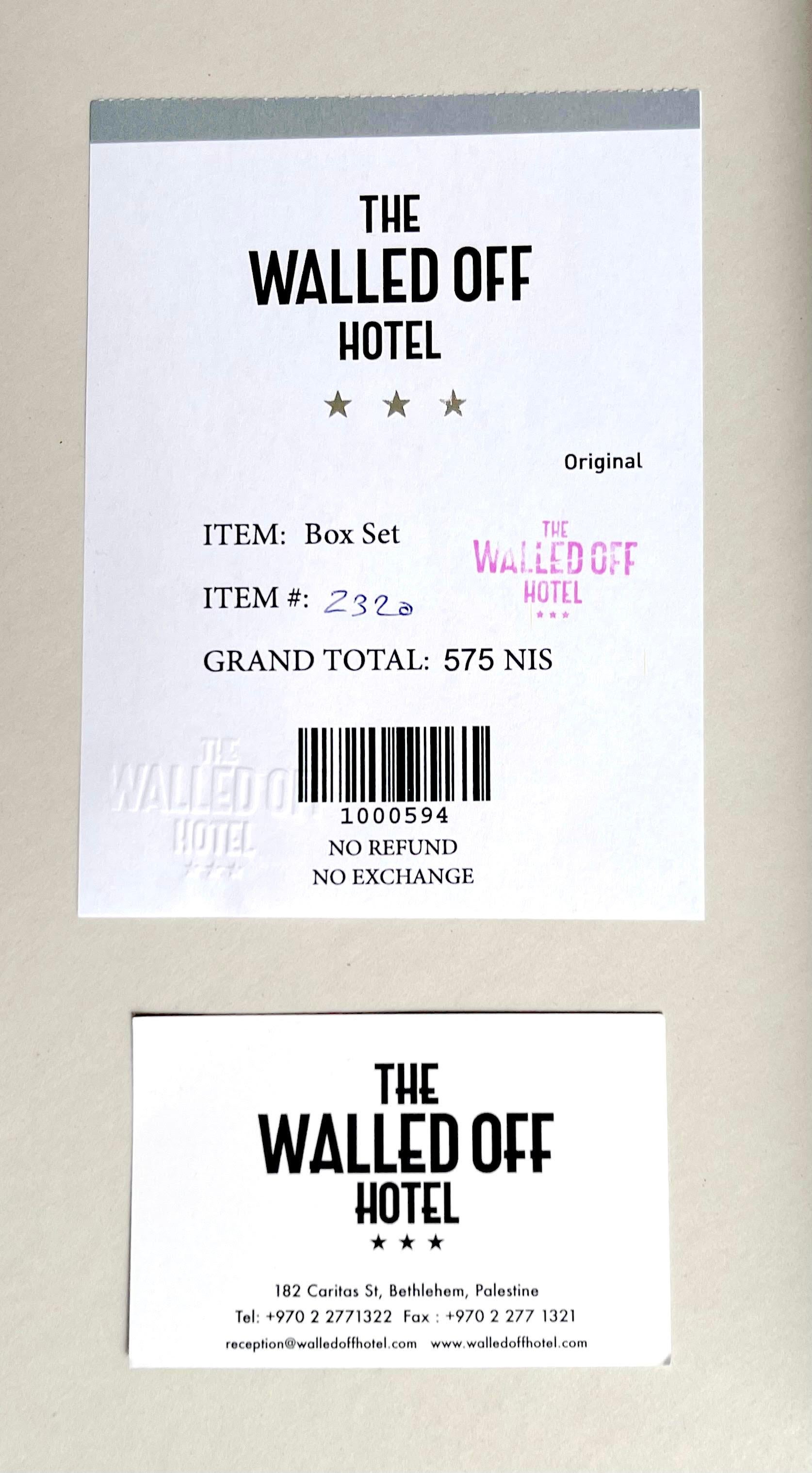 Banksy (dopo)
Assortimento di set da collezione dell'Hotel Walled Off, 2018
Assemblaggio a tecnica mista: pezzo unico di muro in cemento/cemento con litografia incorniciata. 
Accompagnato dalla ricevuta originale in rilievo dell'hotel Walled-off,