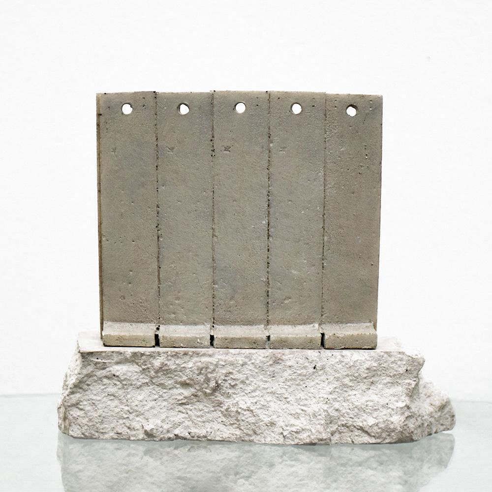 Escultura de Pared Lanzador de Flores de Hotel Amurallado - Print Contemporáneo de Banksy