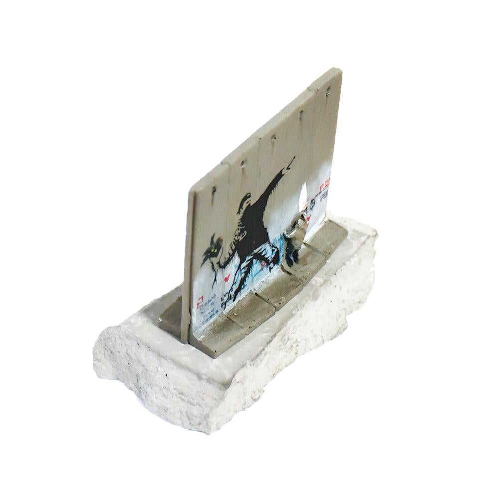 La imagen súper icónica e instantáneamente reconocible de Flower Thrower aparece en esta escultura de pared del Hotel Walled Off de Banksy.
Esta imagen fue pintada originalmente por Banksy en la zona de Cisjordania en 2003.
Esta imagen también se