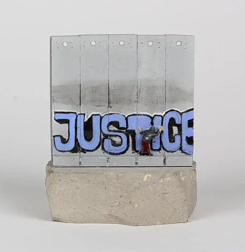 Experimenta el arte de una forma totalmente nueva con la Réplica de Justicia de la Sección Mural de Banksy. Esta extraordinaria obra de arte es una réplica detallada de una de las obras icónicas de Banksy, que encarna de forma impresionante la sutil