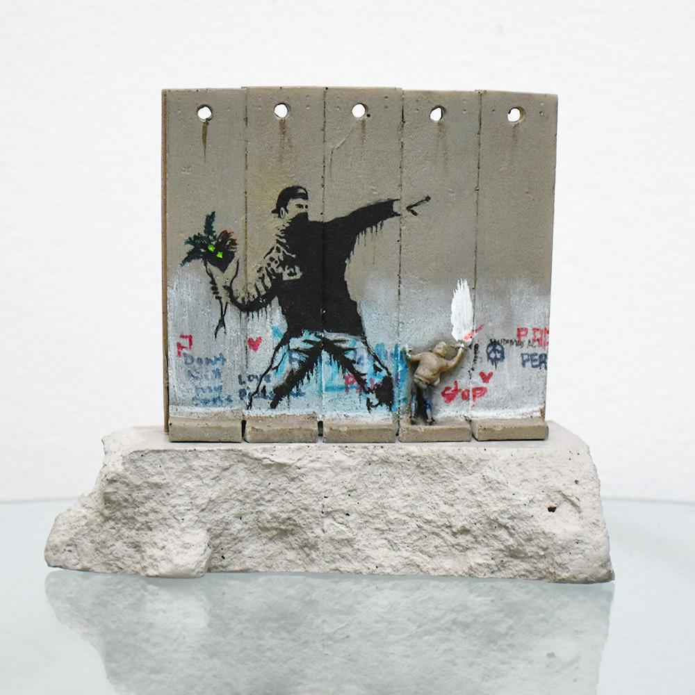 Banksy: „Walled Off Hotel Flower Thrower“ – Skulptur an der Trennmauer, 2017