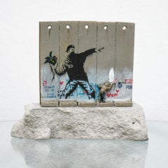 Banksky, “Flower Thrower”, scultura sul muro di separazione dell’hotel Walled Off, 2017