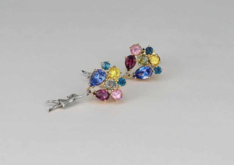 Round Cut Girl on Balloons 14k gold Earrings Studs. Sapphires earrings in 14k gold.  For Sale