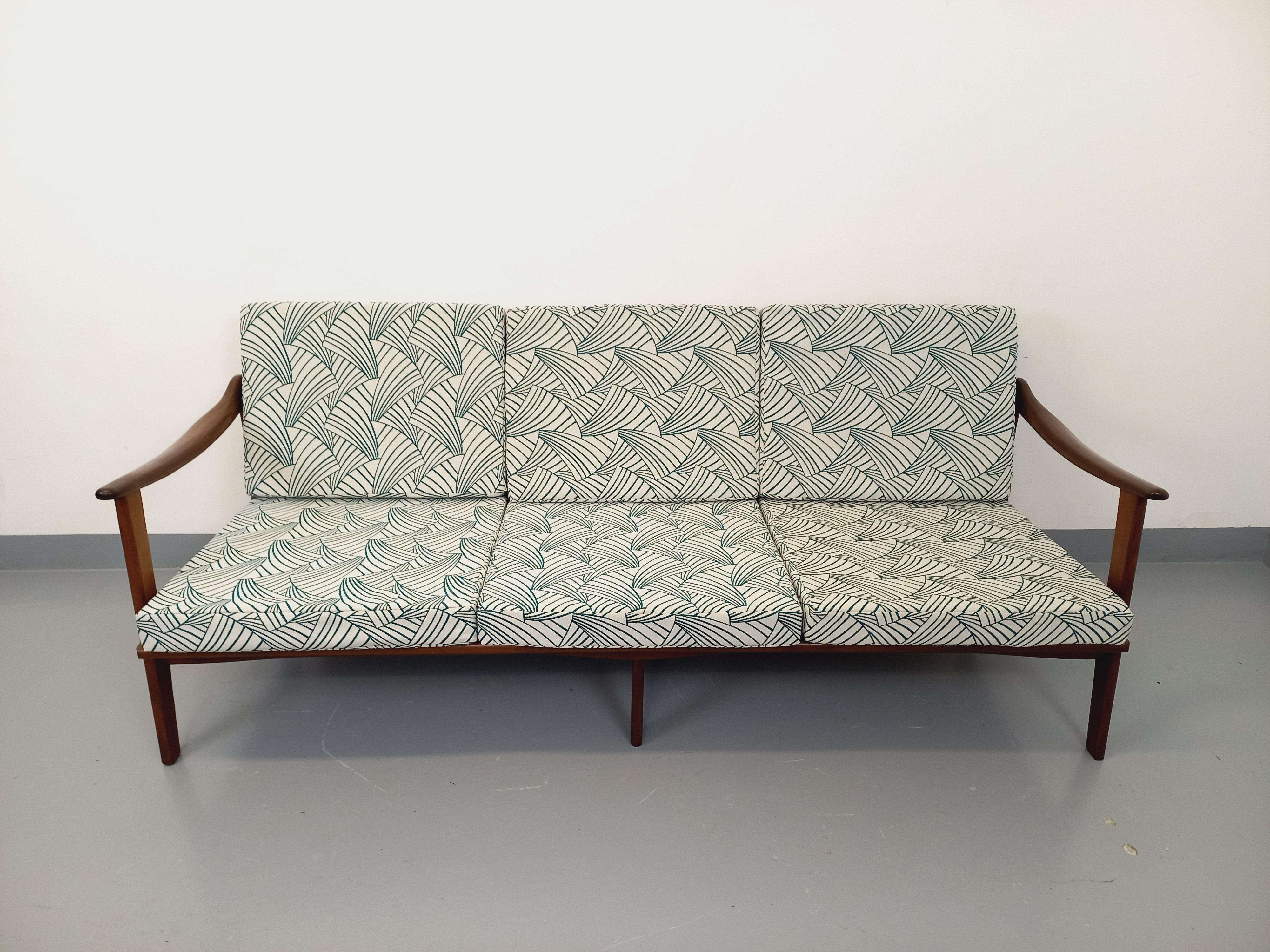 Banquette canapé scandinava vintage degli anni '60, a 3 posti, di grande qualità, progettata dal designer danese Arne Wahl Iversen per Komfort, in teck, con sedili e cartelle costituiti da cuscini amovibili in tessuto bianco con motivi in canard