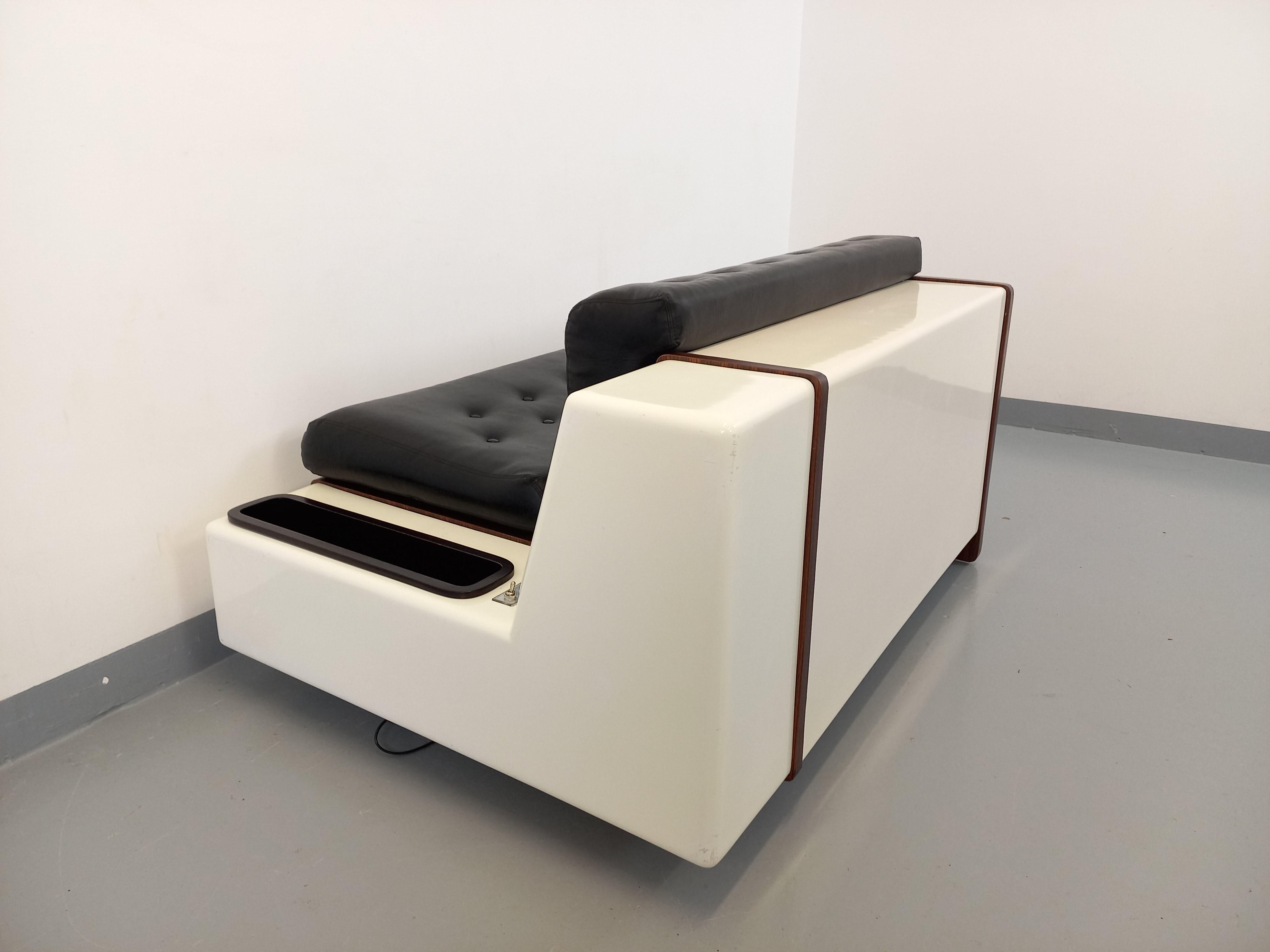 Banquette canapé-lit vintage degli anni '60, design italiano Beka Tortuga stile A Space Age, modello molto raro, struttura bianca in fibra di vetro e résine, mélaminé palissandre, cassa e dossier capitonnés in skai noir, con porta-revue o nicchia di