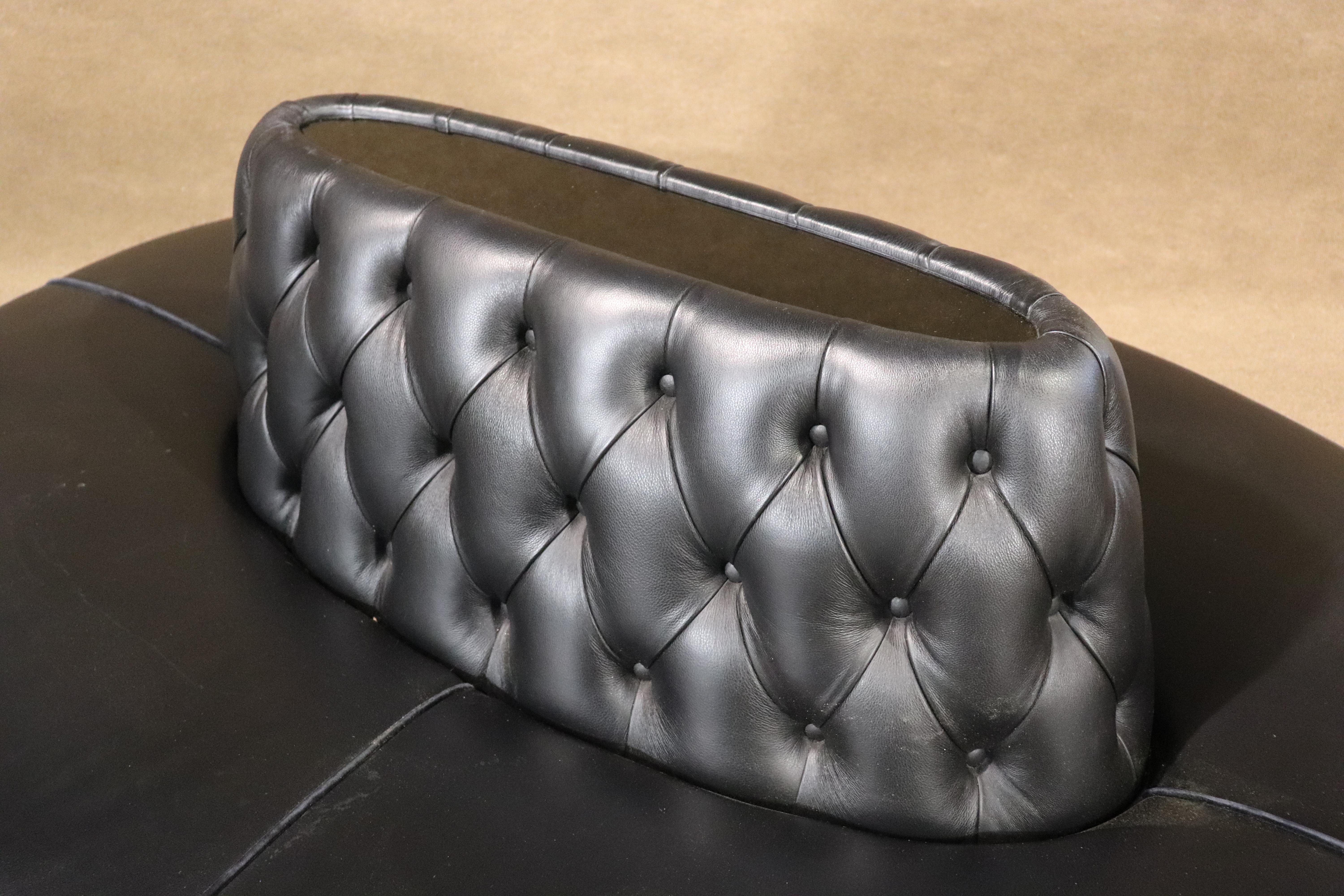 Grande panca ovale con schienale imbottito per banchetti, negozi o sale per matrimoni. Splendido design in stile art déco con piedini in ottone, pelle nera e rifiniture in velluto. È un magnifico centrotavola per il tuo ingresso o per un negozio di