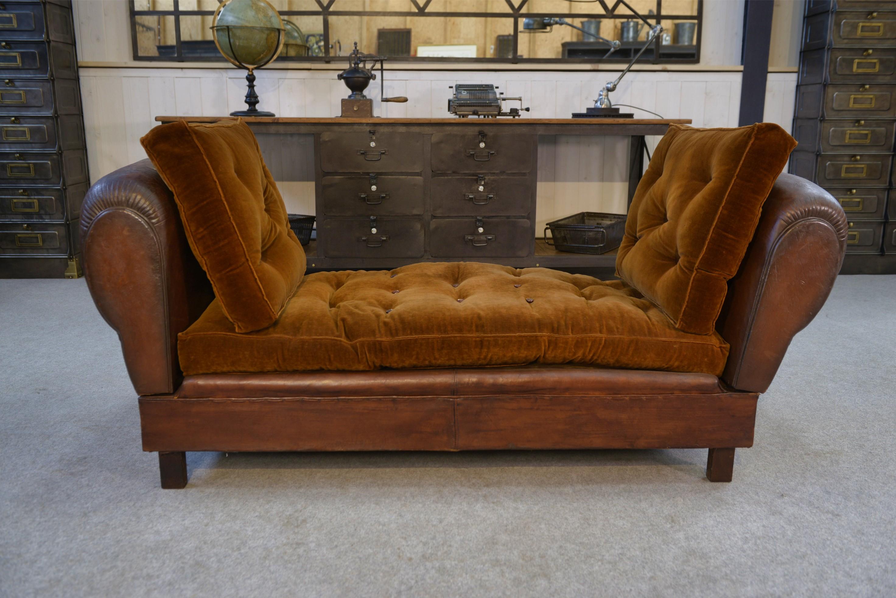 Banquette Club en cuir convertible avec assises velours 1920's For Sale 8