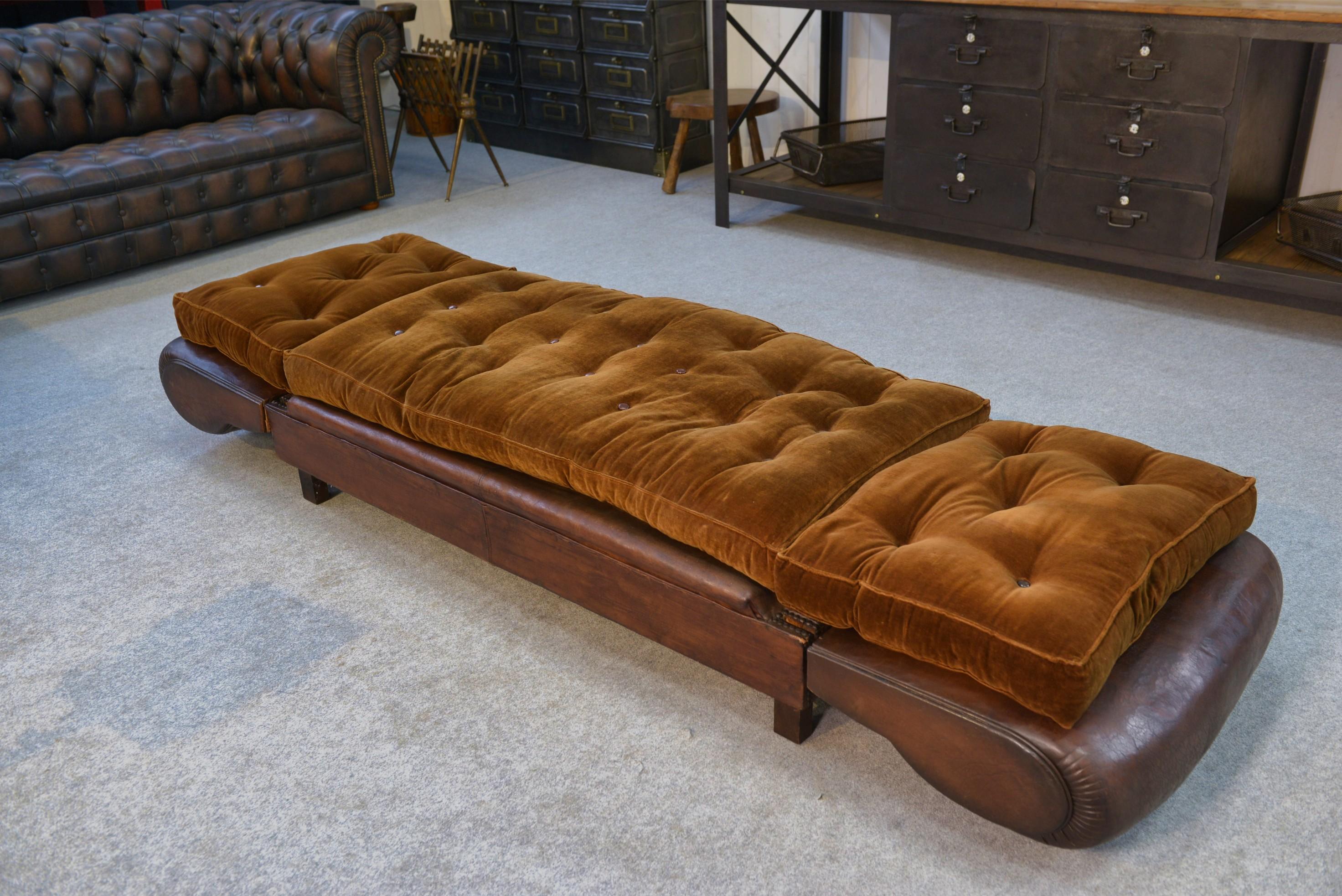 French Banquette Club en cuir convertible avec assises velours 1920's For Sale