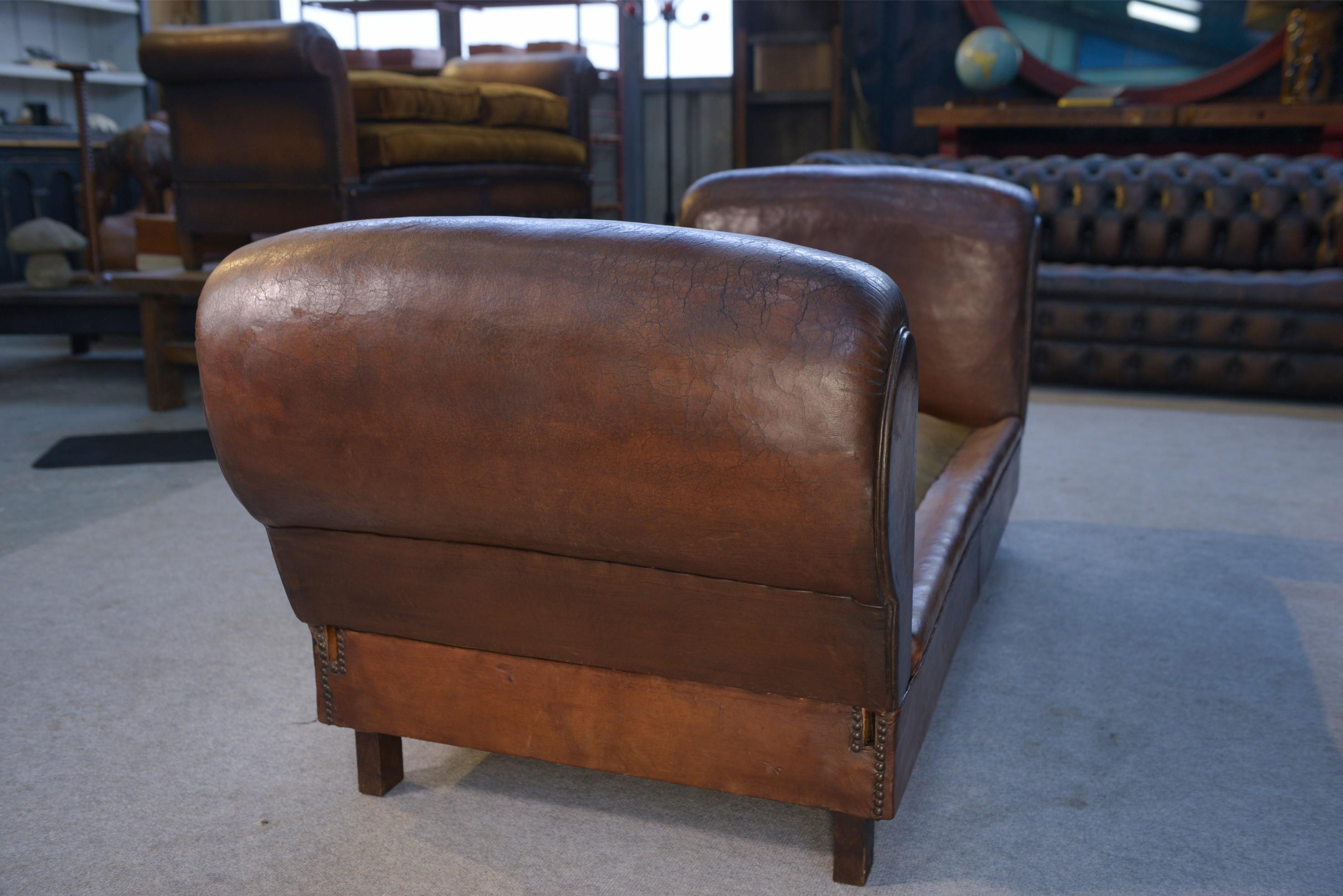Early 20th Century Banquette Club en cuir convertible avec assises velours 1920's For Sale