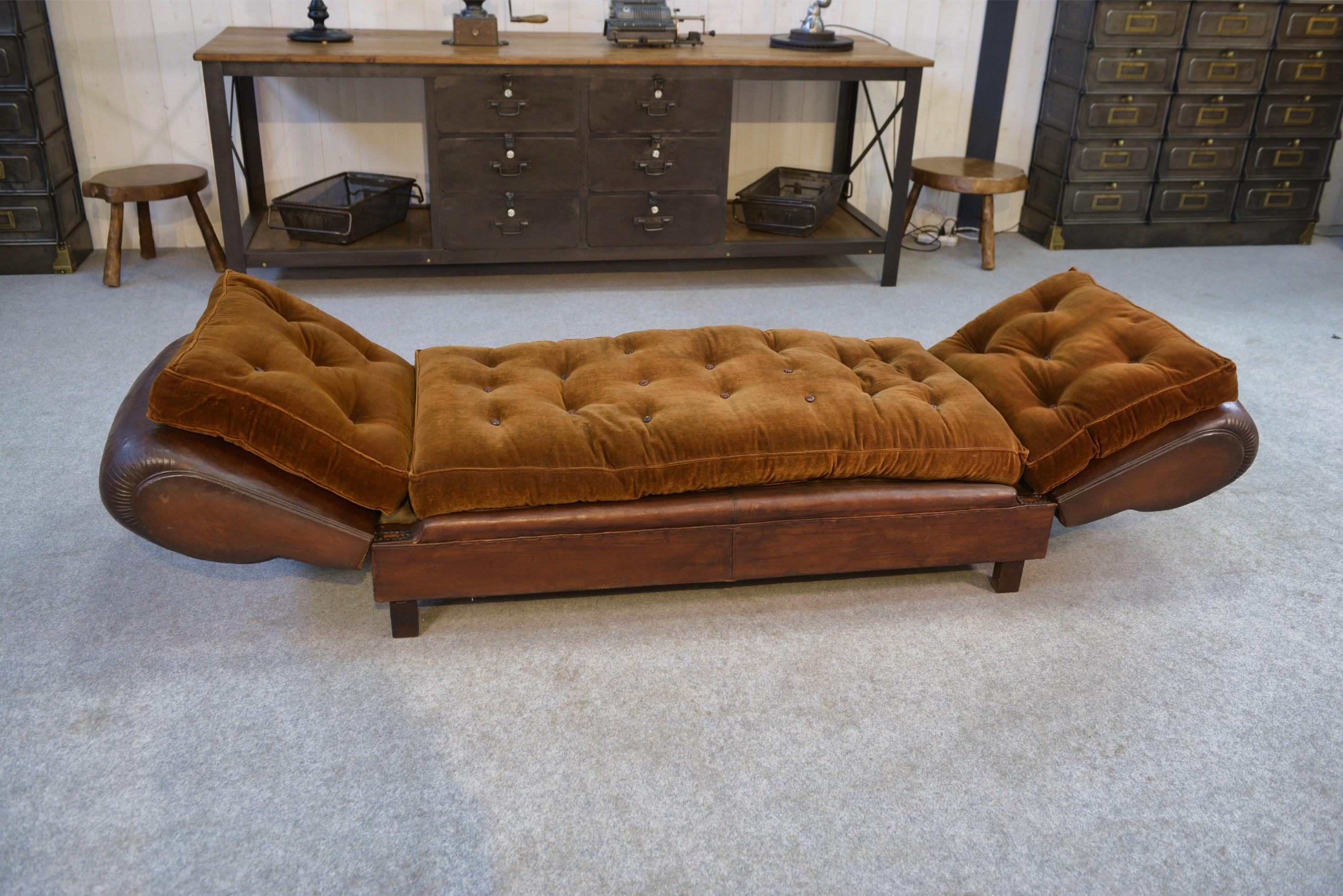 Leather Banquette Club en cuir convertible avec assises velours 1920's For Sale