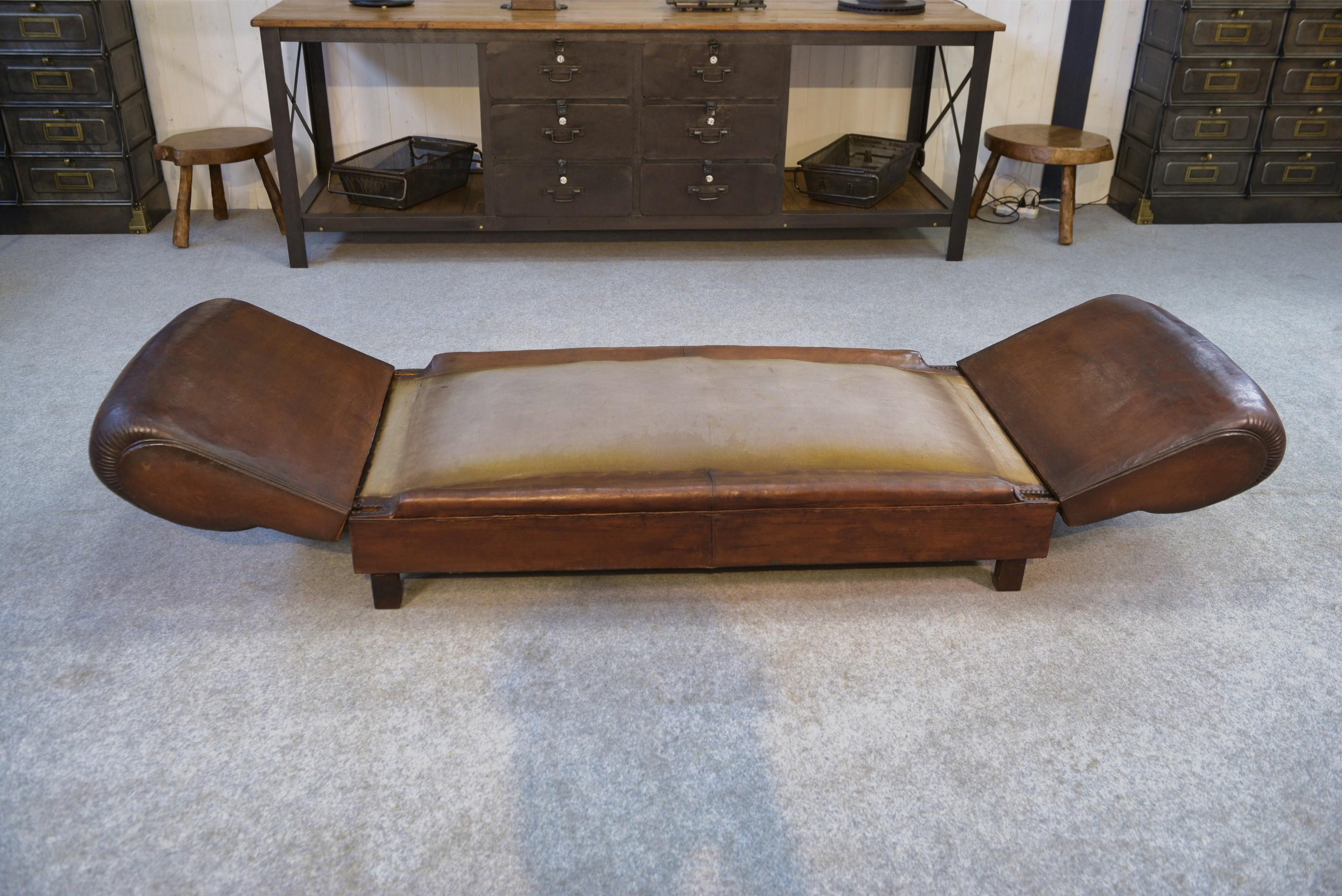 Banquette Club en cuir convertible avec assises velours 1920's For Sale 2