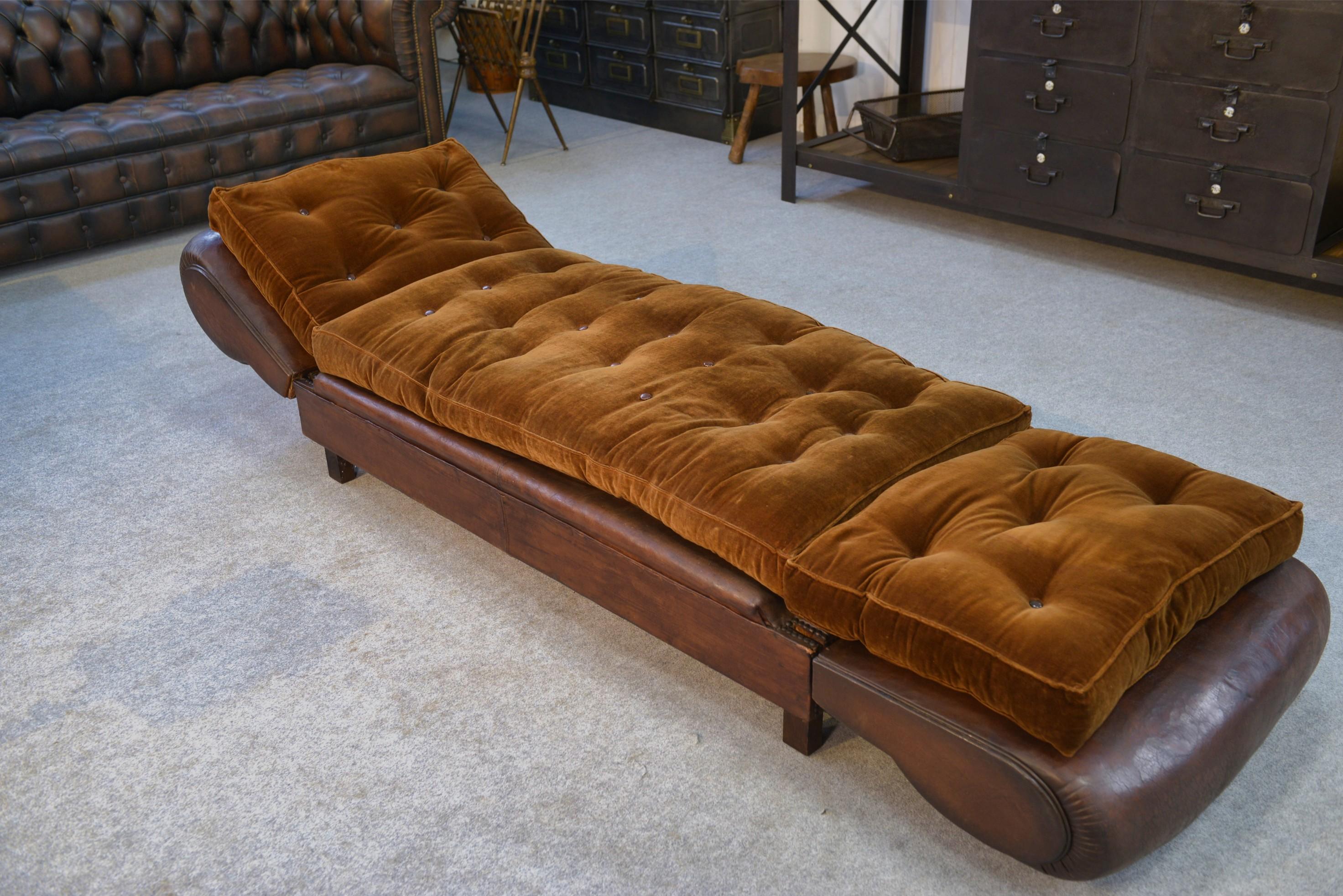Banquette Club en cuir convertible avec assises velours 1920's For Sale 4