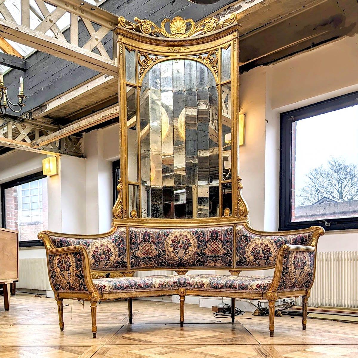Immerse yourself in the timeless elegance of the Napoleon III era with our corner bench seat and its curved mercure mirror. Originating from Montmartre, this unique piece has been carefully restored, offering a reupholstered seat for optimal