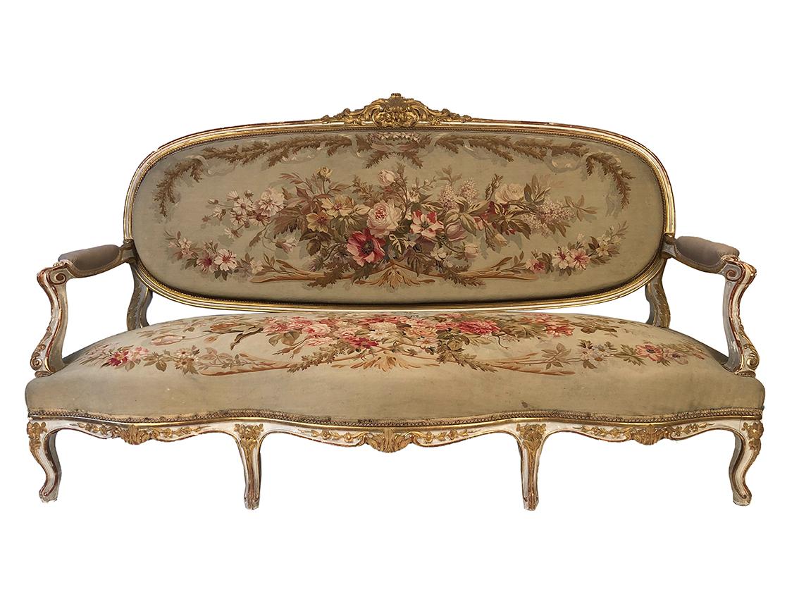 Grande banquette de style Louis XV en bois laqué gris clair et doré, époque Napoléon III
Garnie d’une très belle tapisserie à décor de fleurs.
Les manchettes d’accotoirs sont re-tapissées à neuf
toile de propreté (sous l’assise) refaite à
