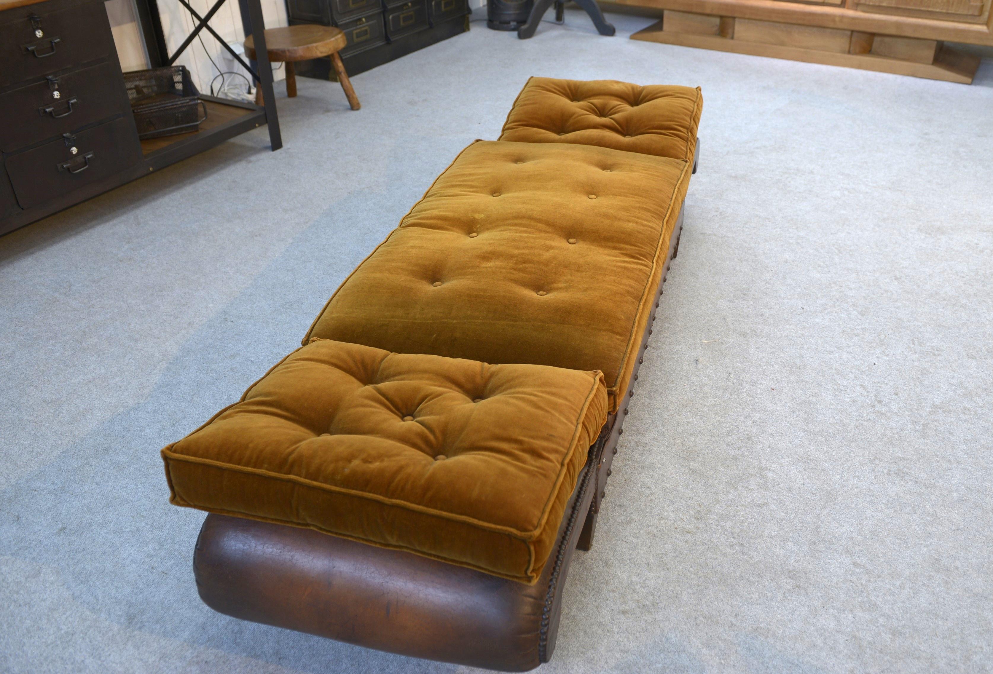 Banquette en cuir clouté vers 1920 For Sale 4