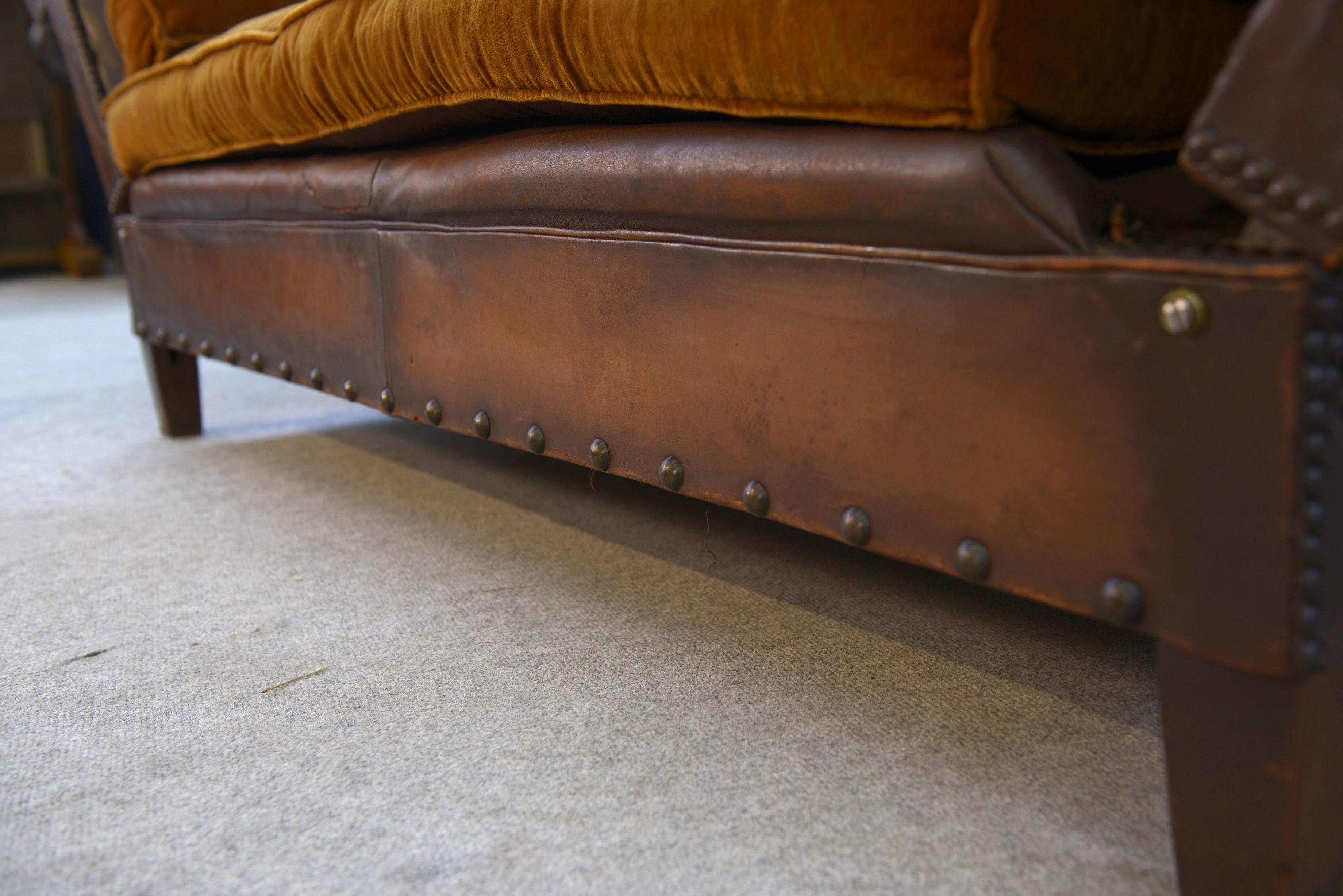 Banquette en cuir clouté vers 1920 For Sale 5