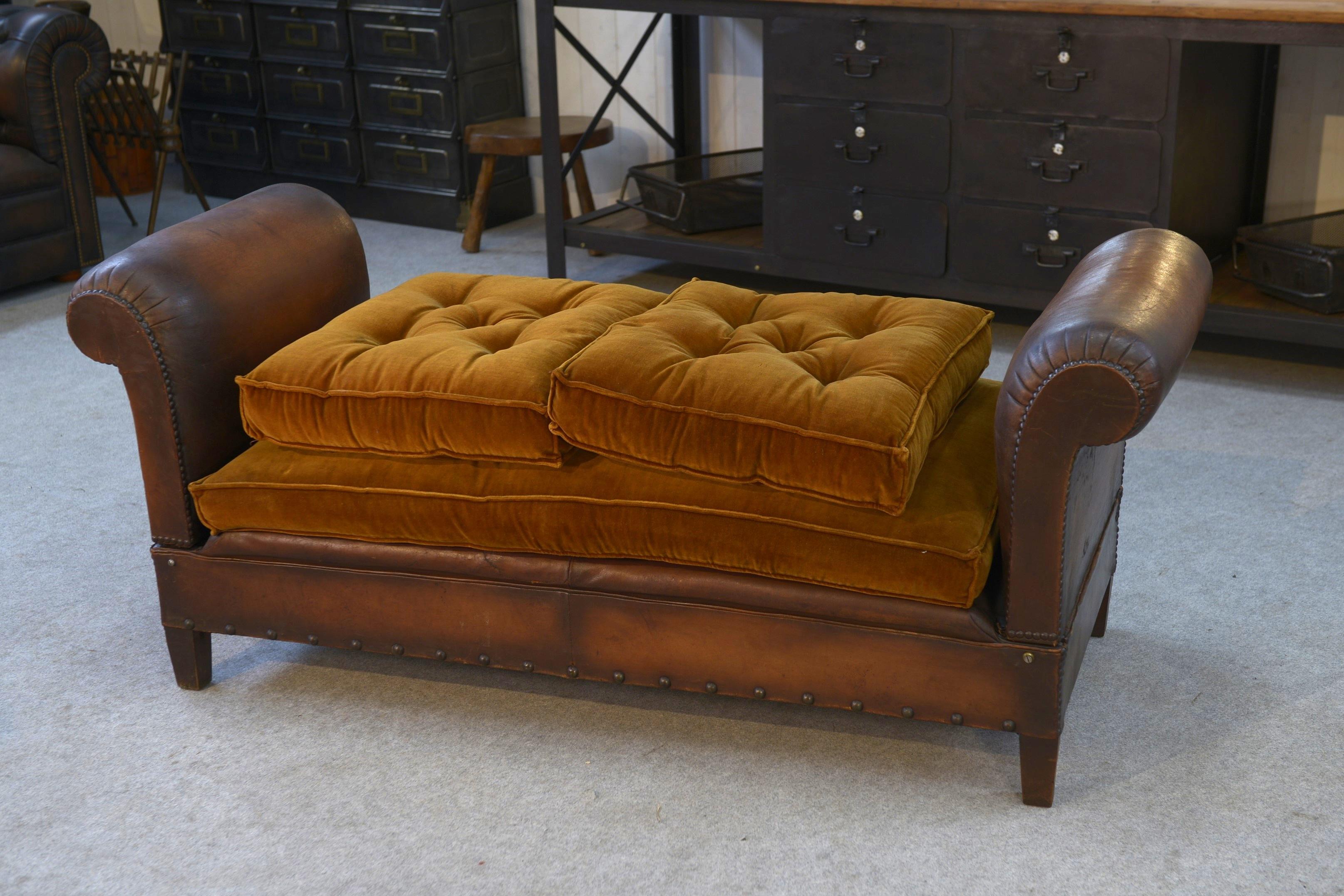Banquette en cuir clouté vers 1920 For Sale 6