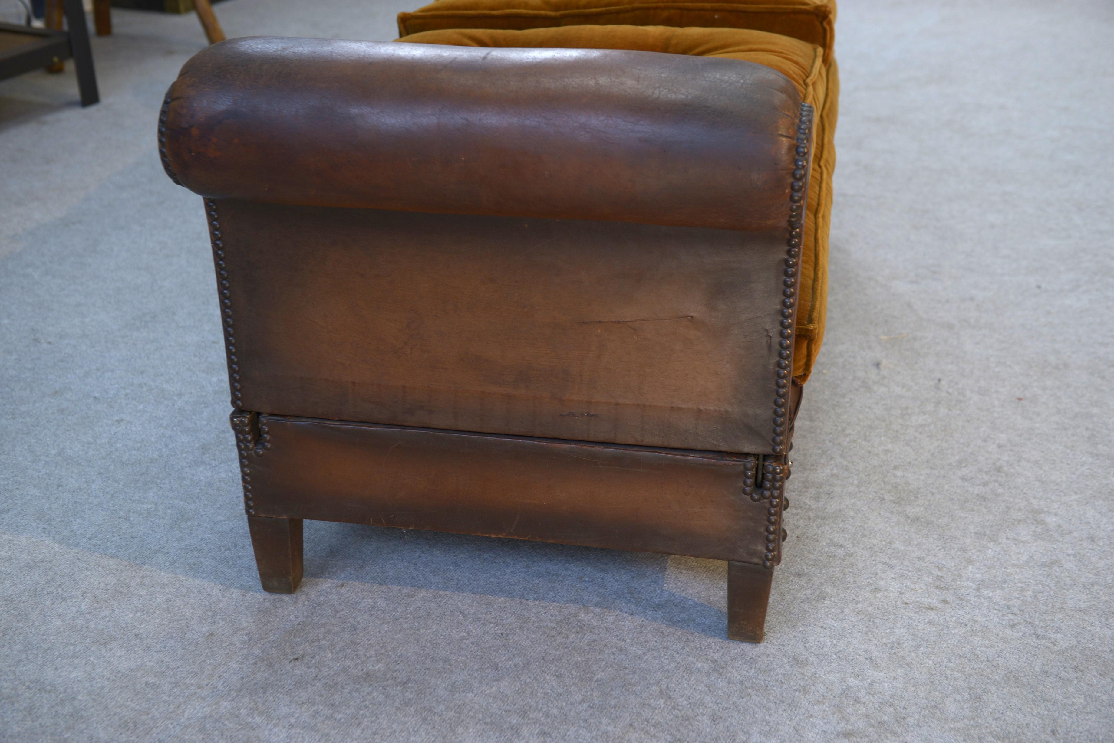 Banquette en cuir clouté vers 1920 For Sale 7