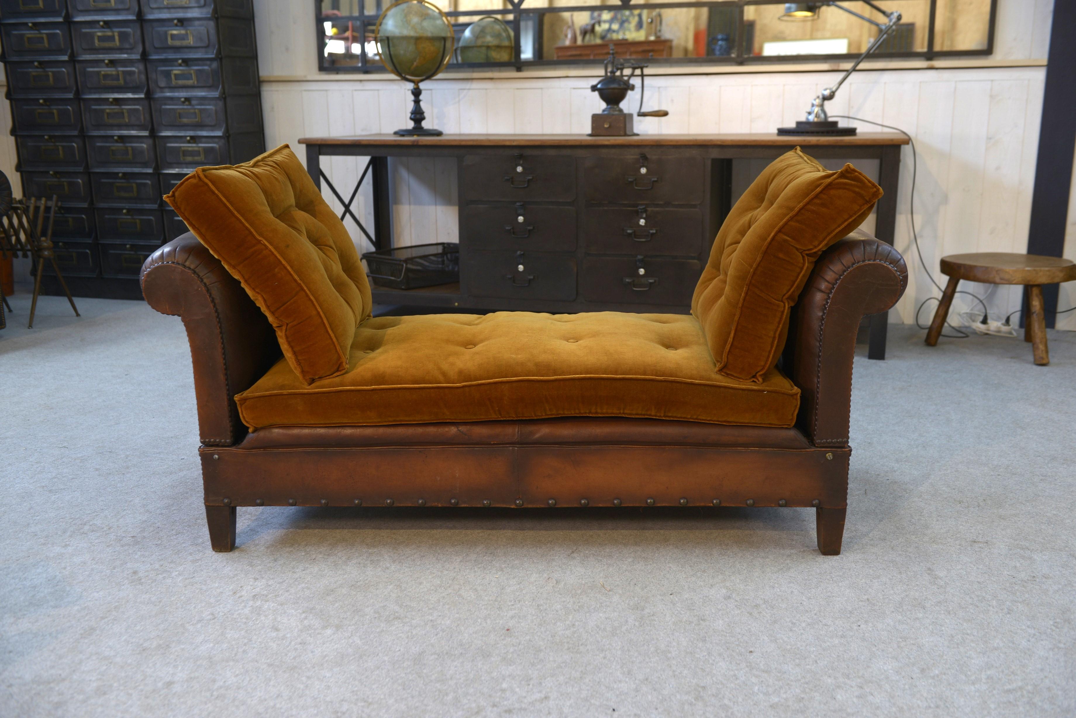 Industrial Banquette en cuir clouté vers 1920 For Sale