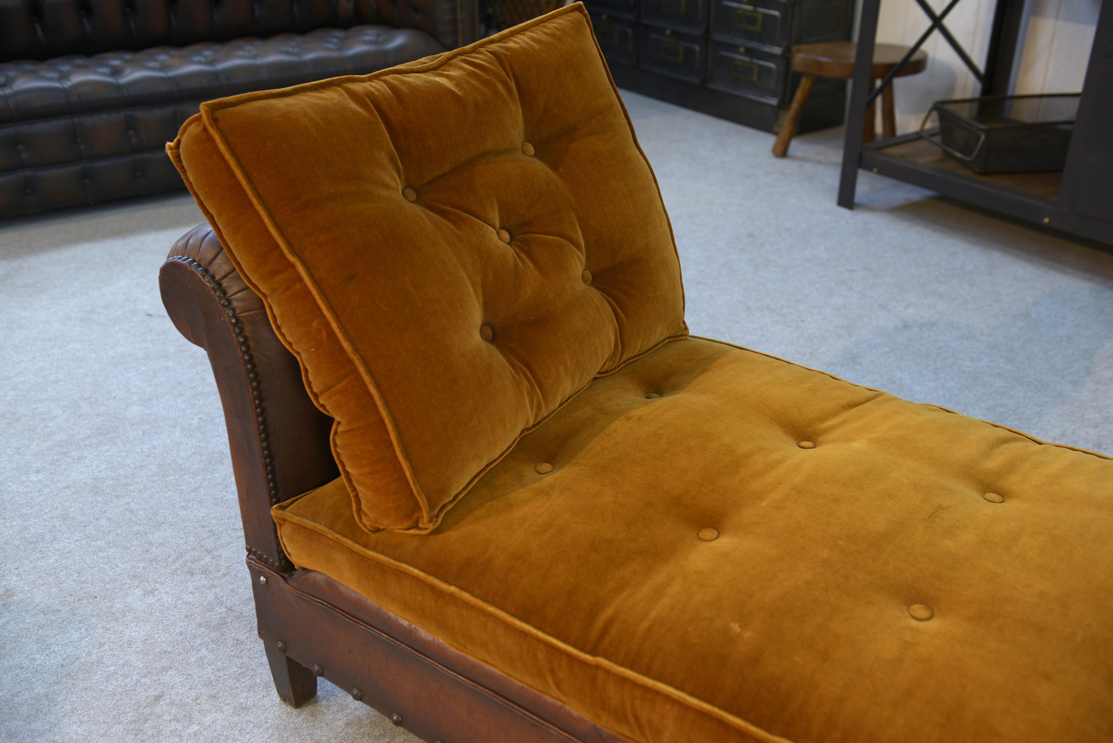 French Banquette en cuir clouté vers 1920 For Sale