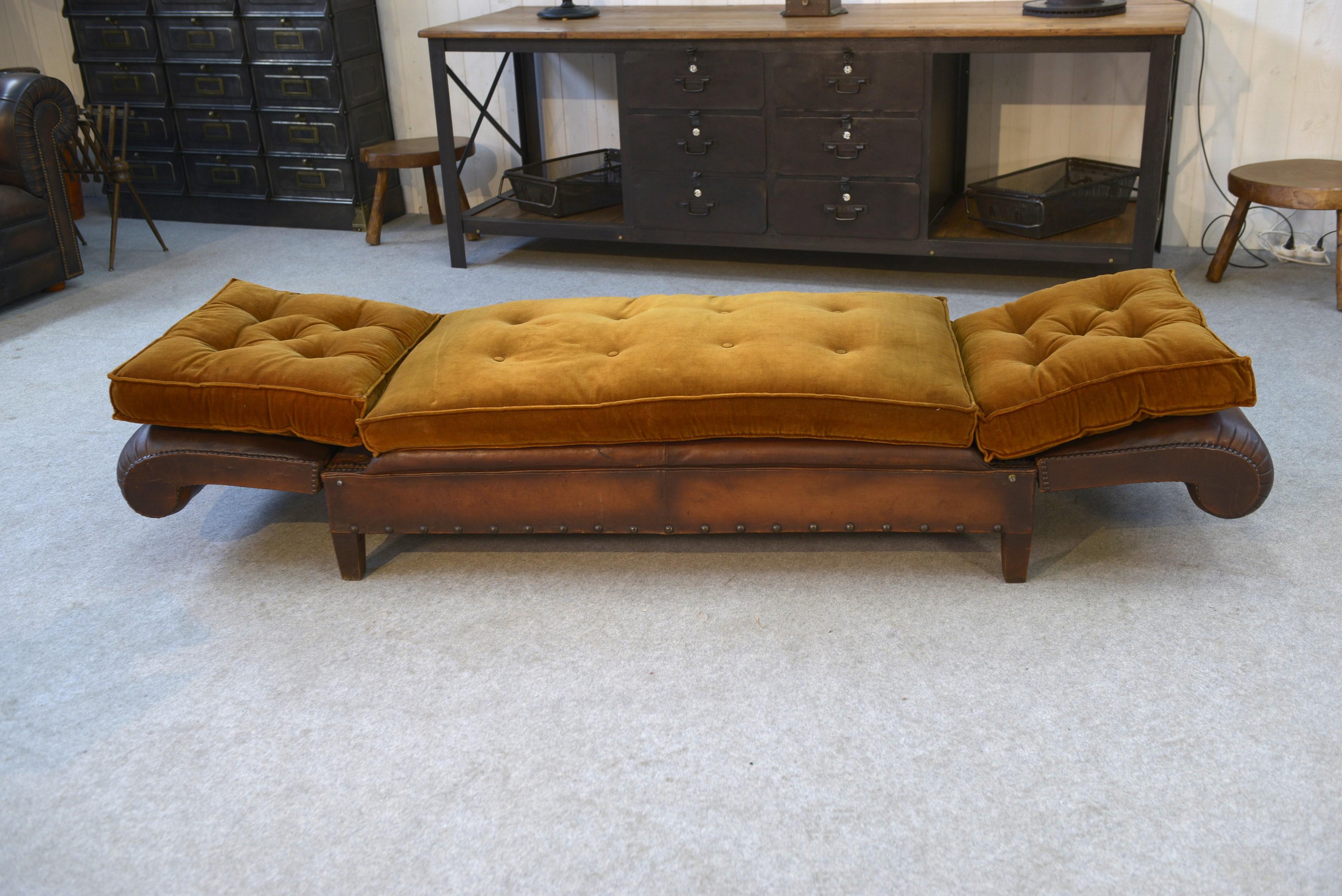 Banquette en cuir clouté vers 1920 In Good Condition For Sale In TOURCOING, FR