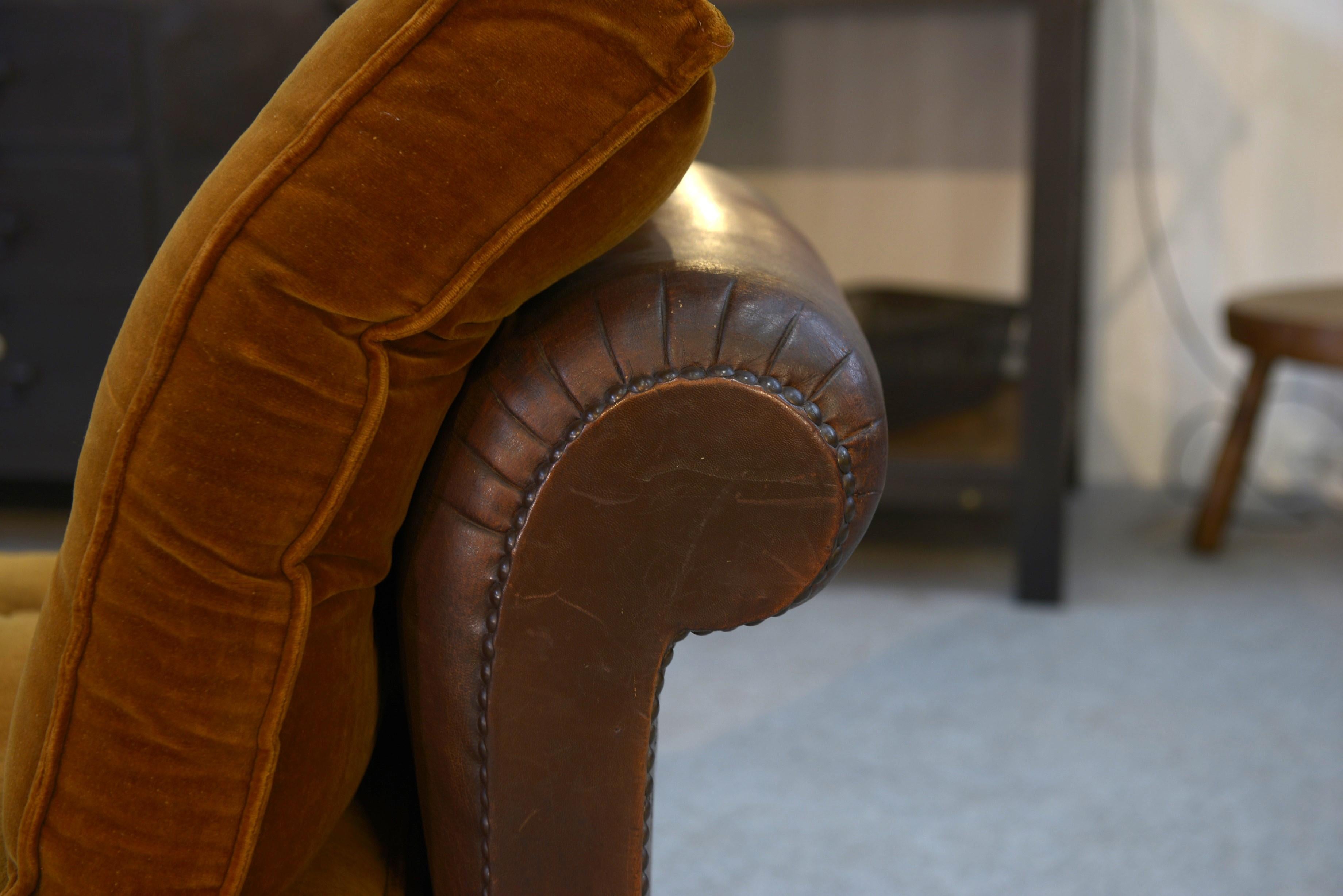 Early 20th Century Banquette en cuir clouté vers 1920 For Sale