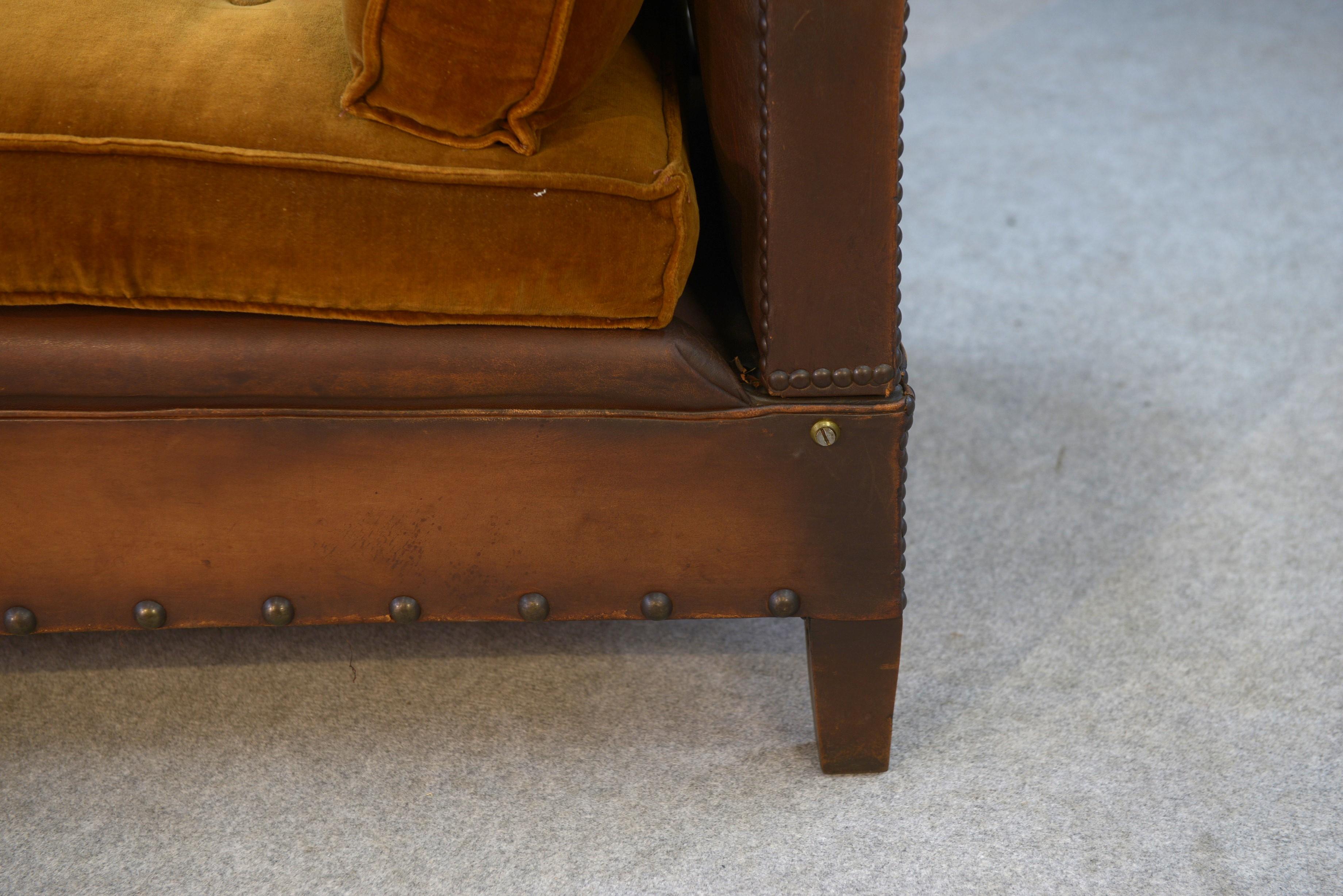 Banquette en cuir clouté vers 1920 For Sale 1