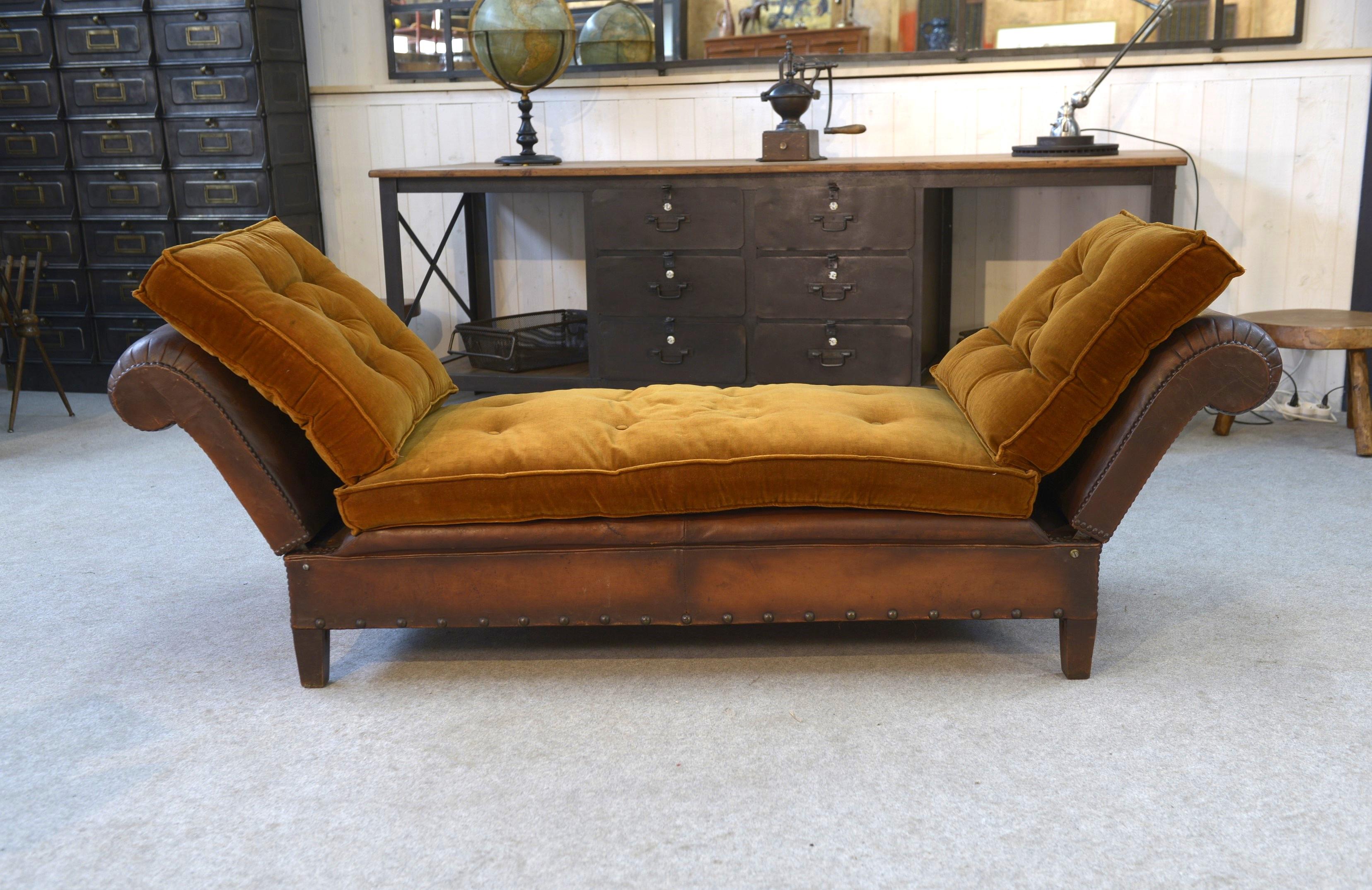 Banquette en cuir clouté vers 1920 For Sale 2