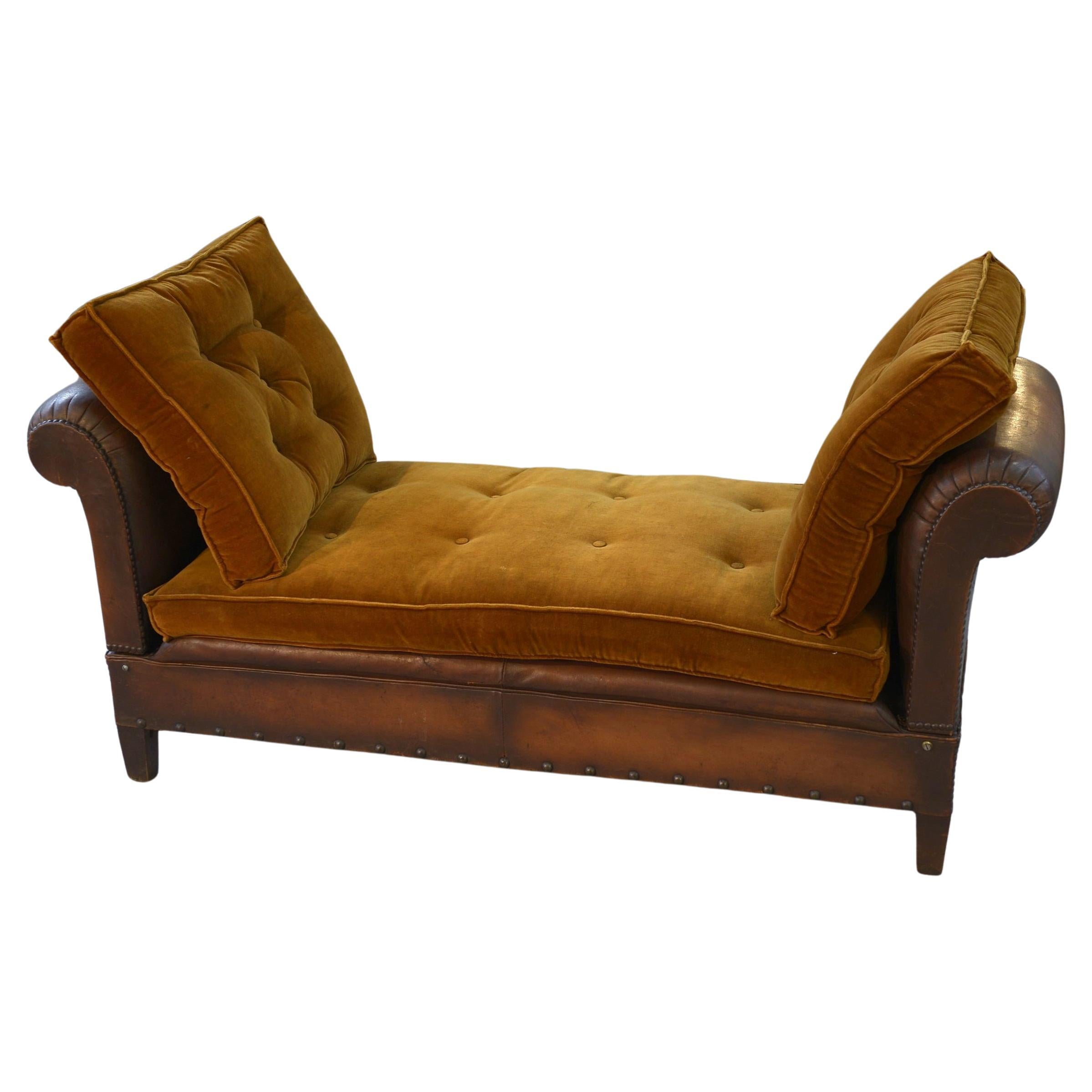 Banquette en cuir clouté vers 1920 For Sale