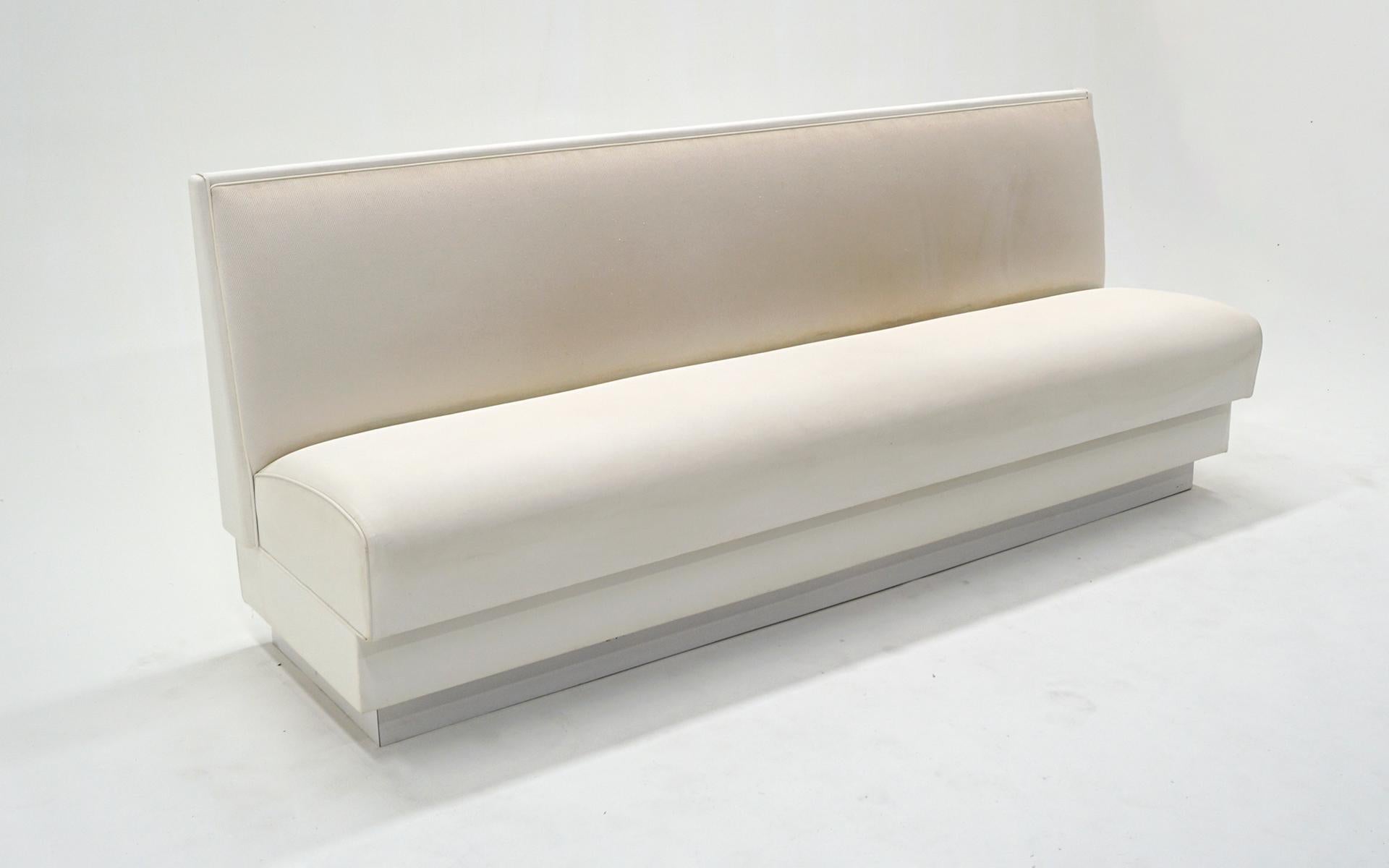 Banquette in Off-White Polsterung. Maßgefertigt gebaut. 7 Füße, 3 Zoll lang. (Moderne) im Angebot